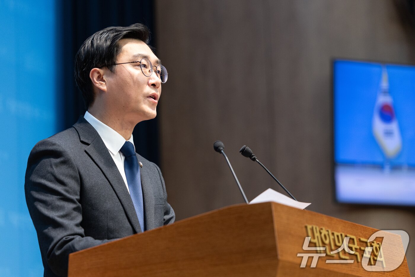 본문 이미지 - 여성 비서관 성추행 의혹에 휩싸인 장경태 더불어민주당 의원이 30일 서울 여의도 국회 소통관에서 입장을 밝히고 있다. 2025.11.30 ⓒ 뉴스1 이승배 기자