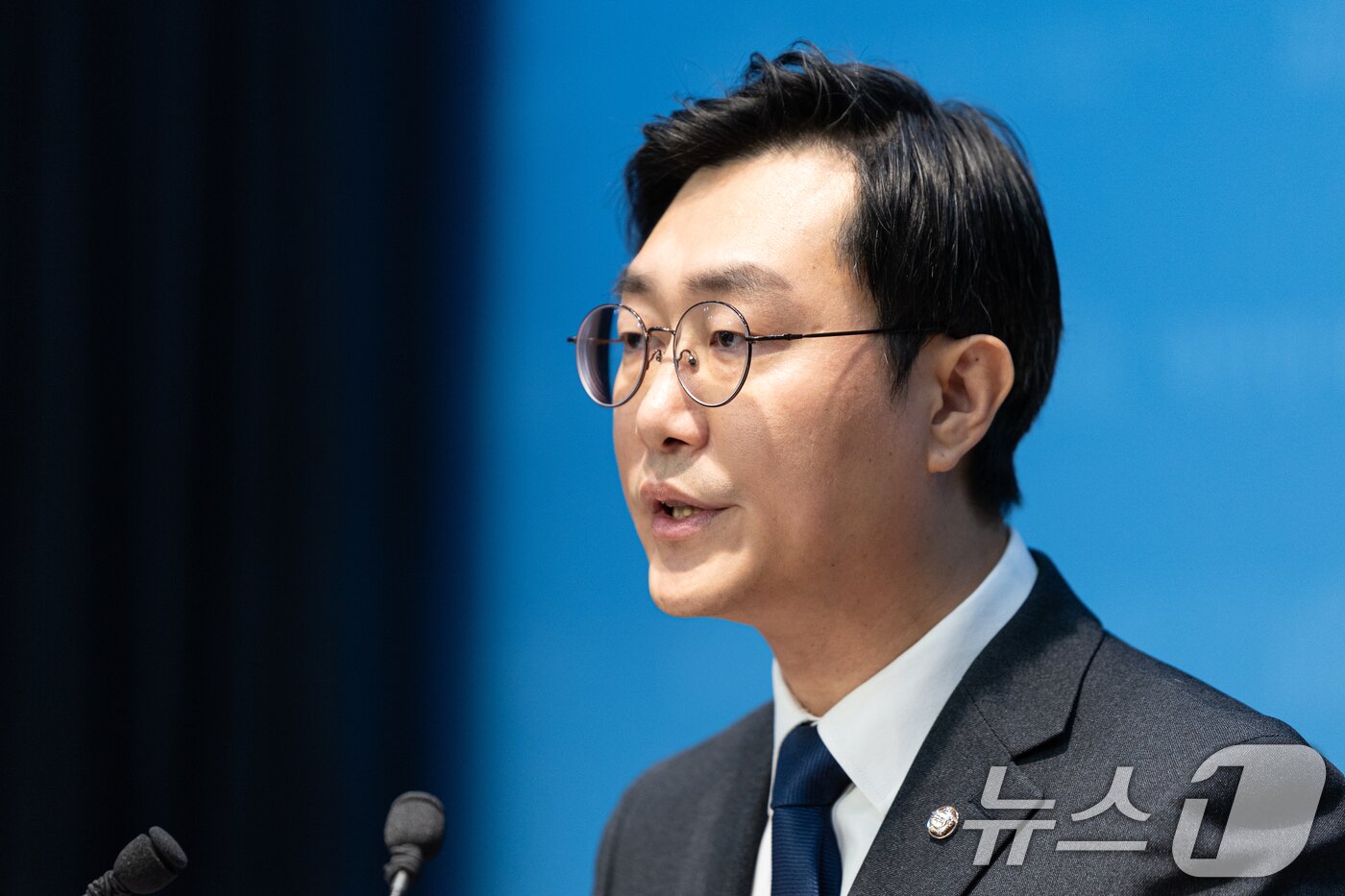 본문 이미지 - 여성 비서관 성추행 의혹에 휩싸인 장경태 더불어민주당 의원이 30일 서울 여의도 국회 소통관에서 입장을 밝히고 있다. 2025.11.30 ⓒ 뉴스1 이승배 기자