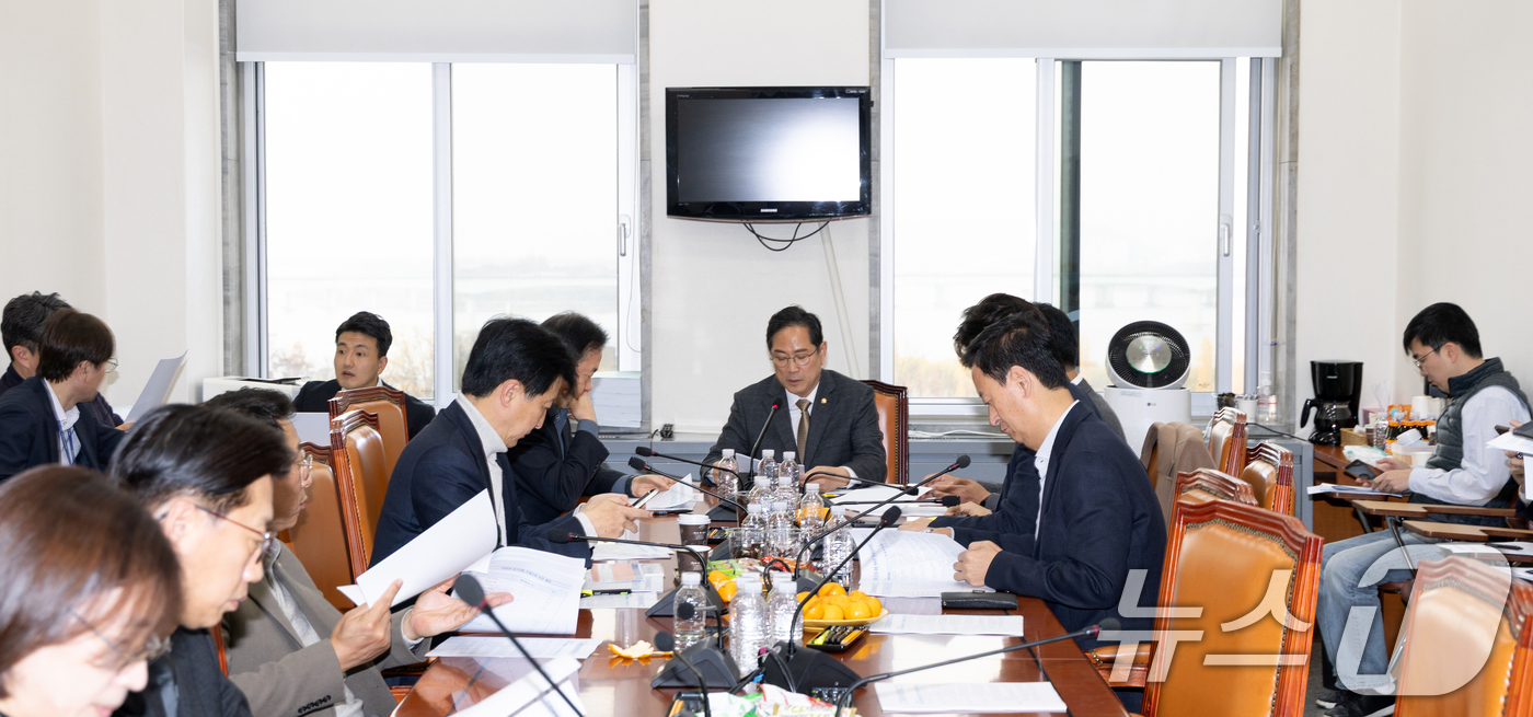 (서울=뉴스1) 이승배 기자 = 30일 서울 여의도 국회에서 열린 제429회국회(정기회) 기획재정위원회 제8차 조세소위원회에서 박수영 위원장이 회의를 주재하고 있다. 2025.11 …