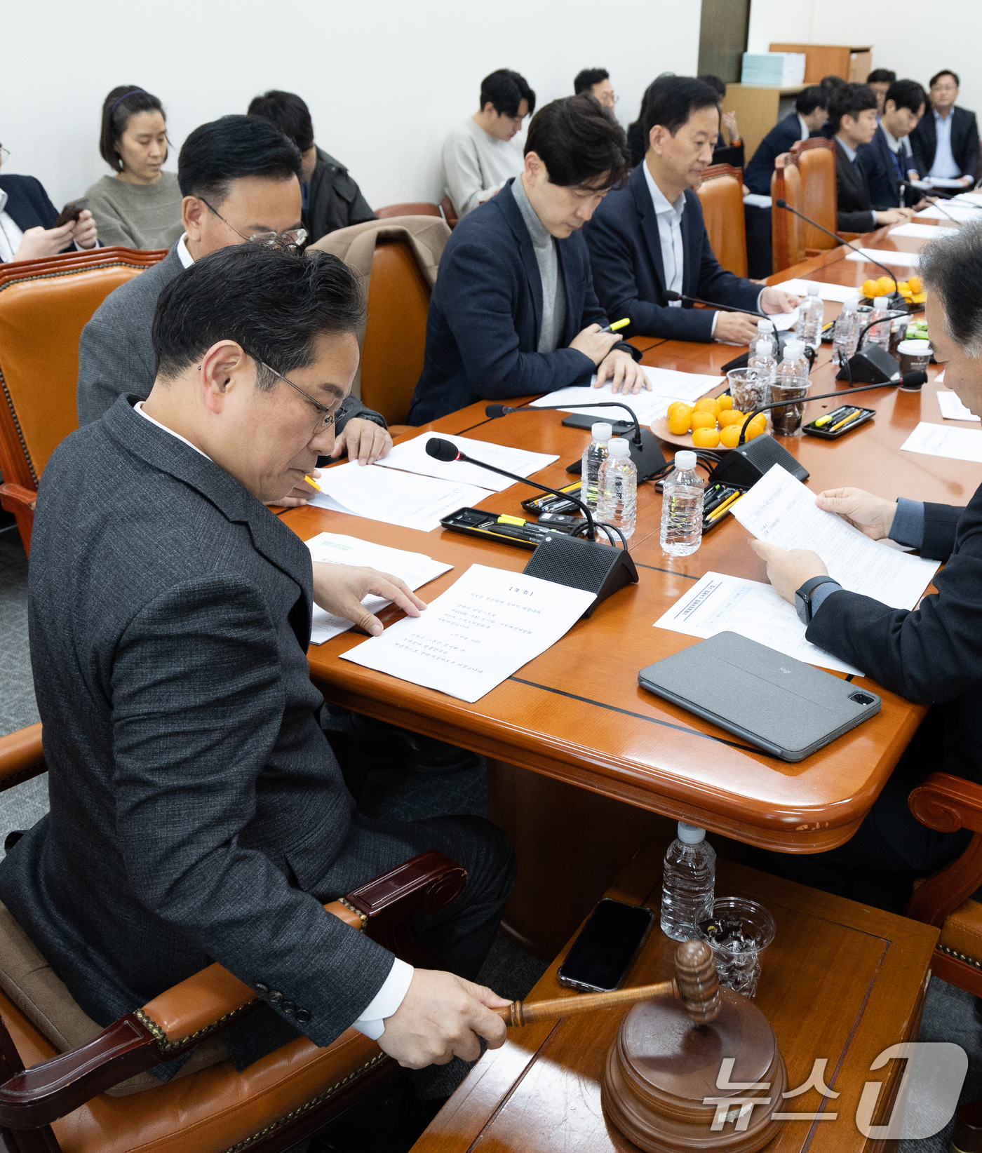 (서울=뉴스1) 이승배 기자 = 30일 서울 여의도 국회에서 열린 제429회국회(정기회) 기획재정위원회 제8차 조세소위원회에서 박수영 위원장이 의사봉을 두드리고 있다. 2025.1 …