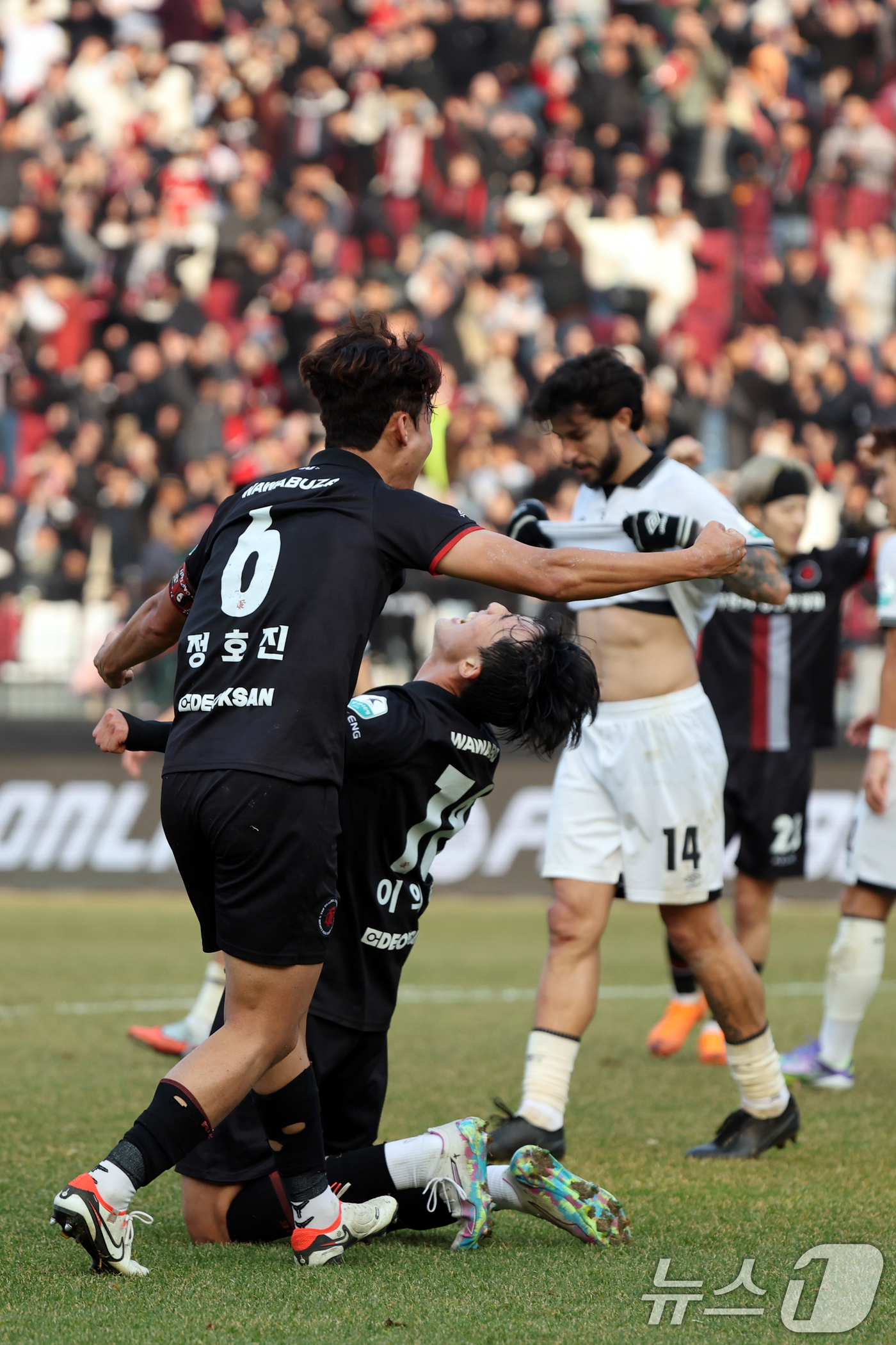 (부천=뉴스1) 황기선 기자 = 30일 오후 경기 부천시 부천종합운동장에서 열린 하나은행 프로축구 K리그2 플레이오프(PO) 부천FC와 성남FC의 경기에서 0대0으로 무승부로 승강 …