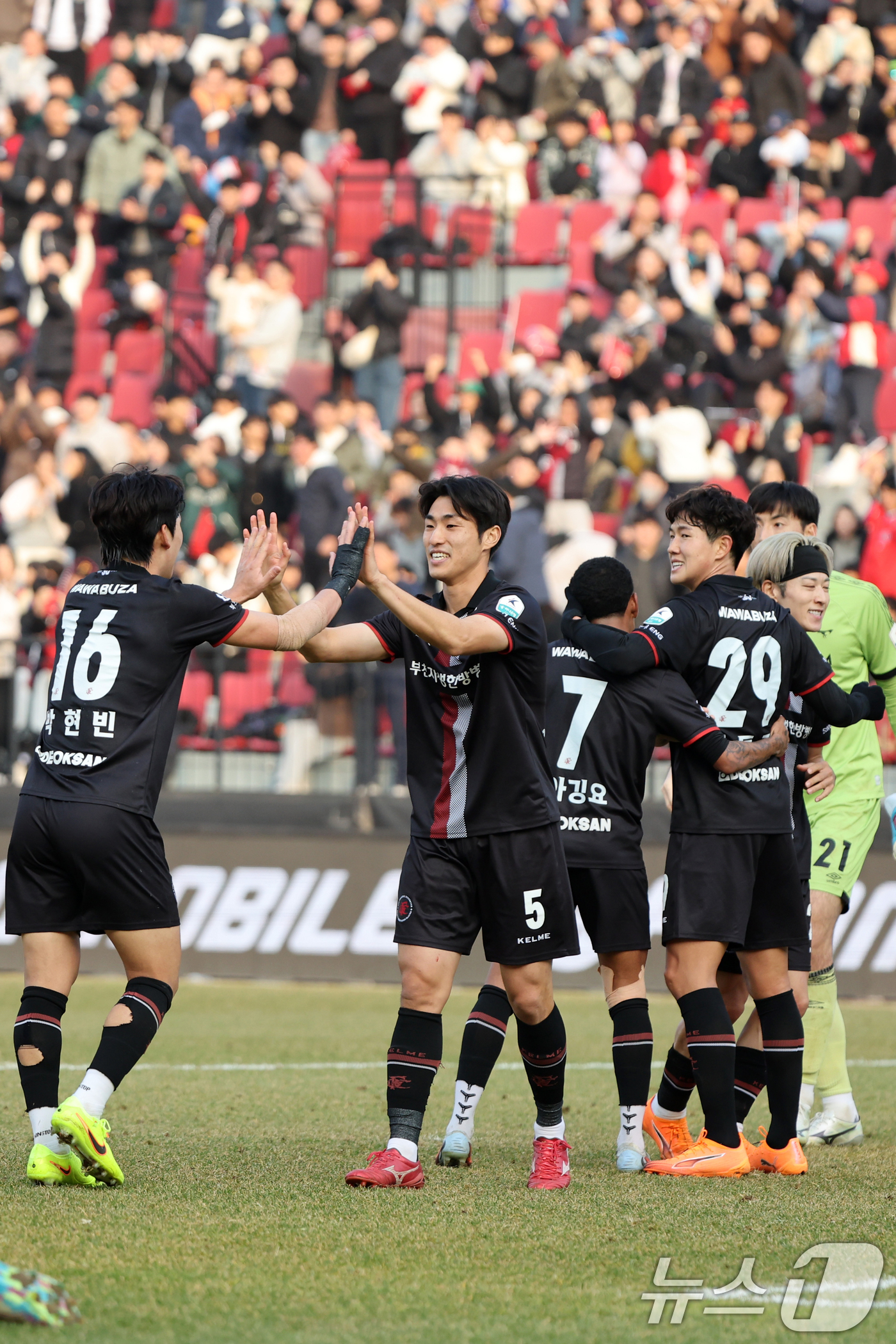 (부천=뉴스1) 황기선 기자 = 30일 오후 경기 부천시 부천종합운동장에서 열린 하나은행 프로축구 K리그2 플레이오프(PO) 부천FC와 성남FC의 경기에서 0대0으로 무승부로 승강 …