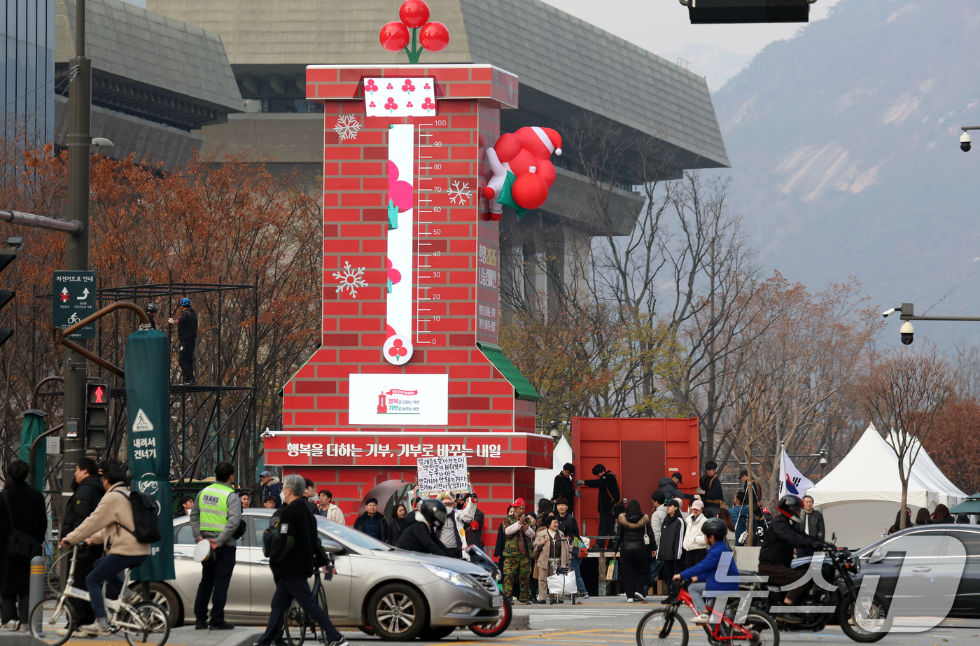 (서울=뉴스1) 김명섭 기자 = 30일 서울 광화문 광장에 '사랑의 온도탑'이 설치되고 있다. 사랑의열매 사회복지공동모금회는 '희망2026나눔캠페인'을 다음 달 1일부터 2026년 …