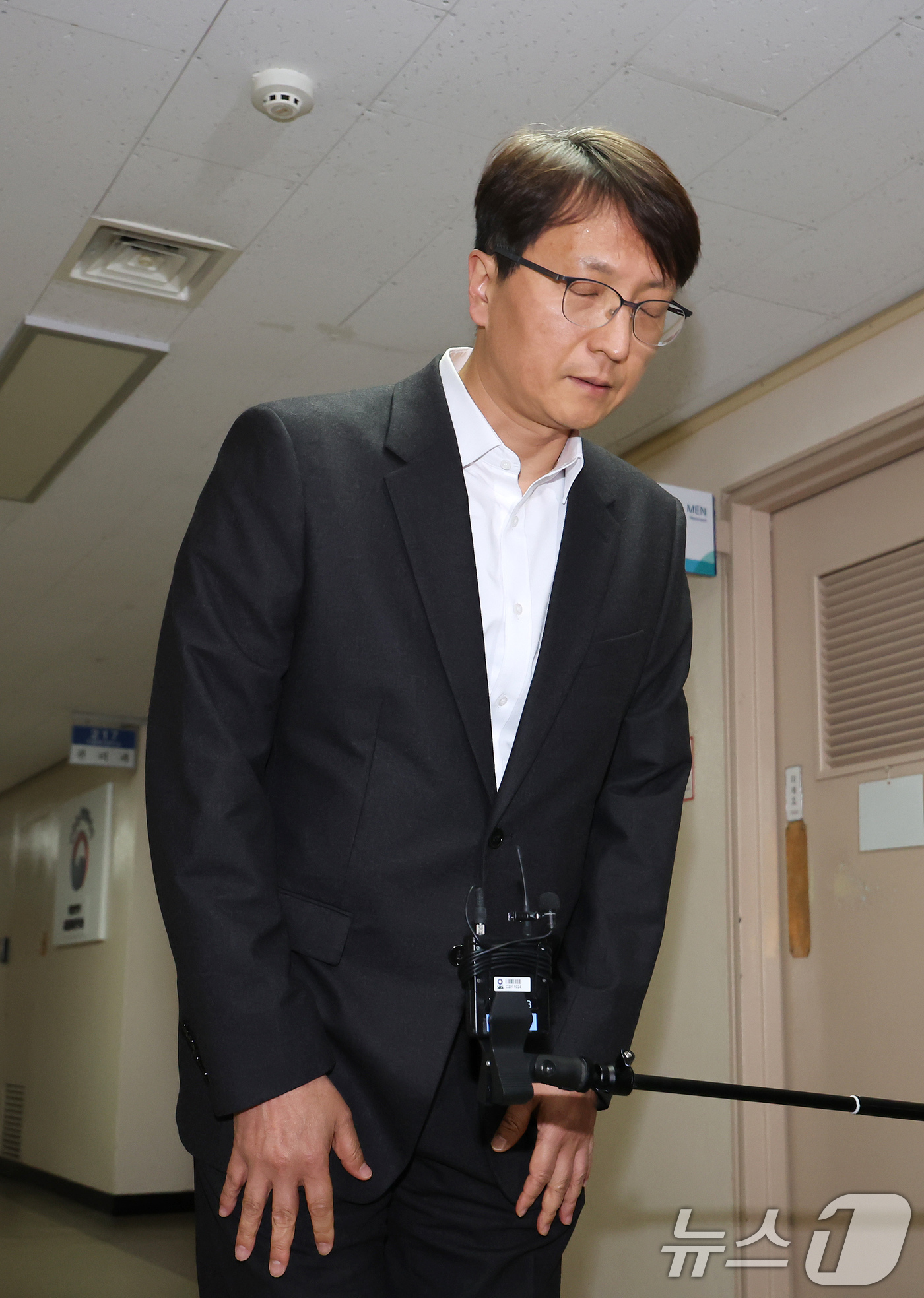 (서울=뉴스1) 장수영 기자 = 박대준 쿠팡 대표이사가 30일 오후 서울 종로구 정부서울청사에서 열린 쿠팡 개인정보 유출 관련 긴급 관계부처 장관회의에 참석하며 쿠팡 이용자에게 사 …