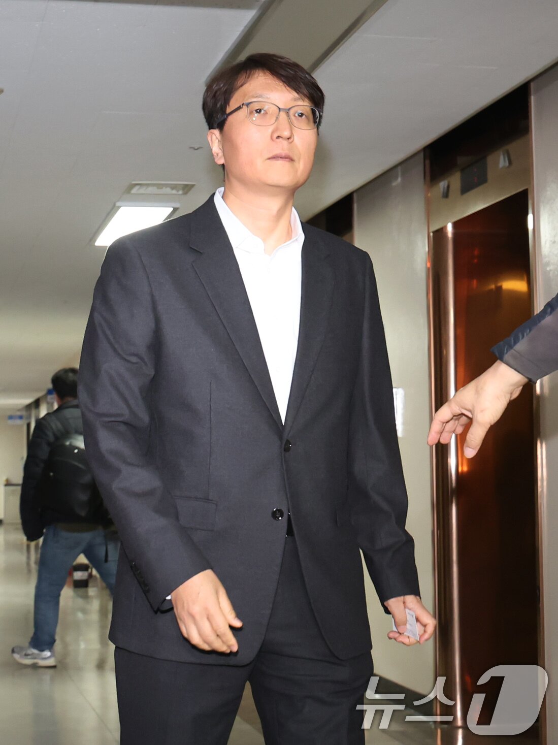 본문 이미지 - 박대준 쿠팡 대표이사가 30일 오후 서울 종로구 정부서울청사에서 열린 쿠팡 개인정보 유출 관련 긴급 관계부처 장관회의에서 참석하고 있다. 2025.11.30/뉴스1 ⓒ News1 장수영 기자