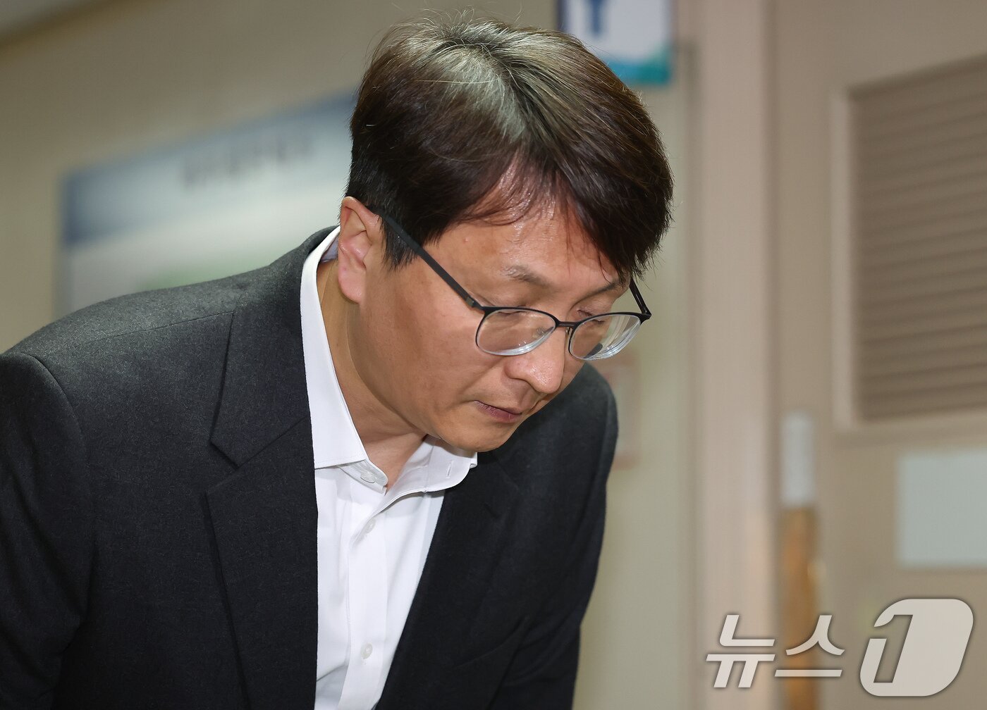 본문 이미지 - 박대준 쿠팡 대표이사가 30일 오후 서울 종로구 정부서울청사에서 열린 쿠팡 개인정보 유출 관련 긴급 관계부처 장관회의에 참석하며 쿠팡 이용자에게 사과 발언한 뒤 고개숙여 인사하고 있다. 2025.11.30/뉴스1 ⓒ News1 장수영 기자