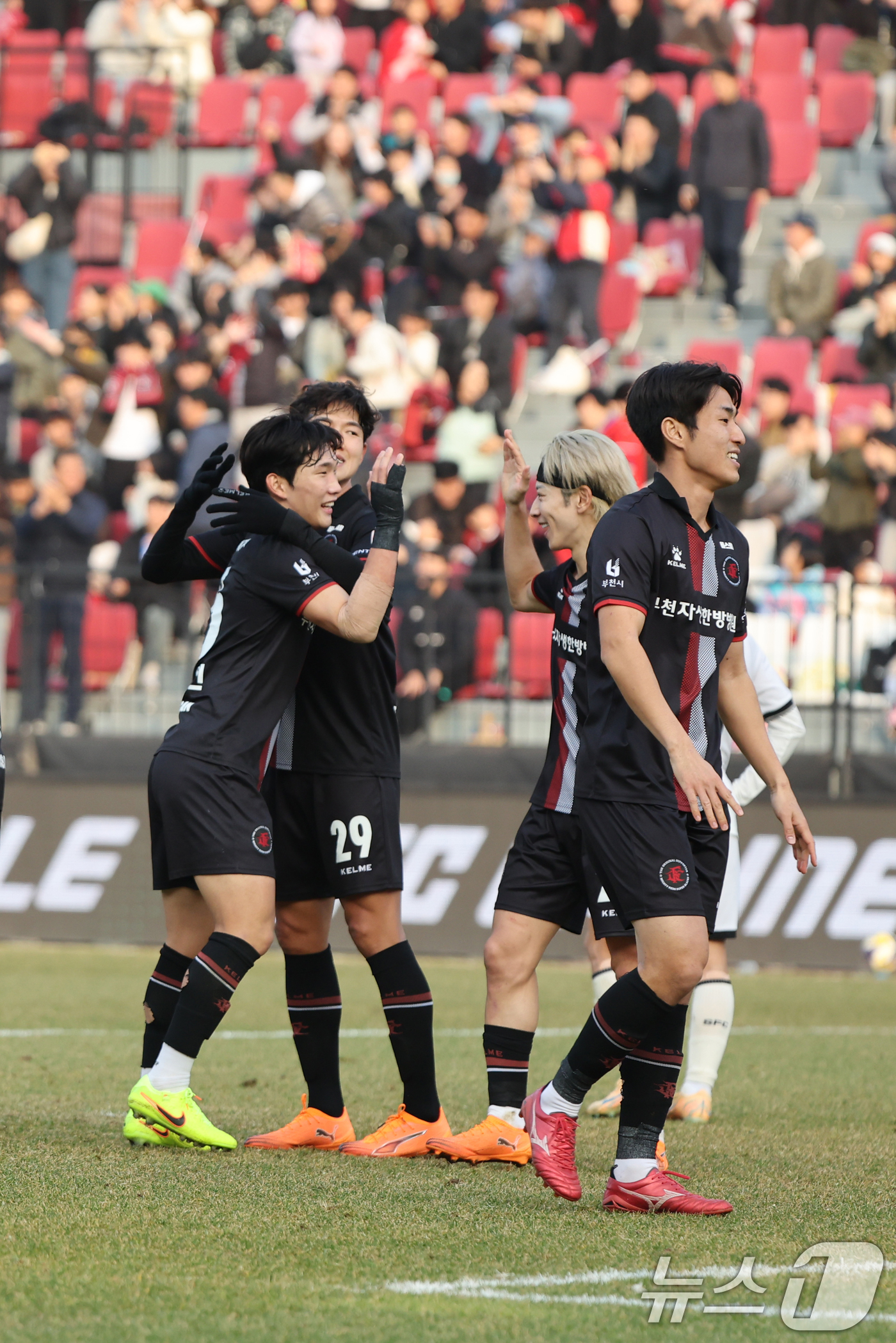 (부천=뉴스1) 황기선 기자 = 30일 오후 경기 부천시 부천종합운동장에서 열린 하나은행 프로축구 K리그2 플레이오프(PO) 부천FC와 성남FC의 경기에서 0대0으로 무승부로 승강 …