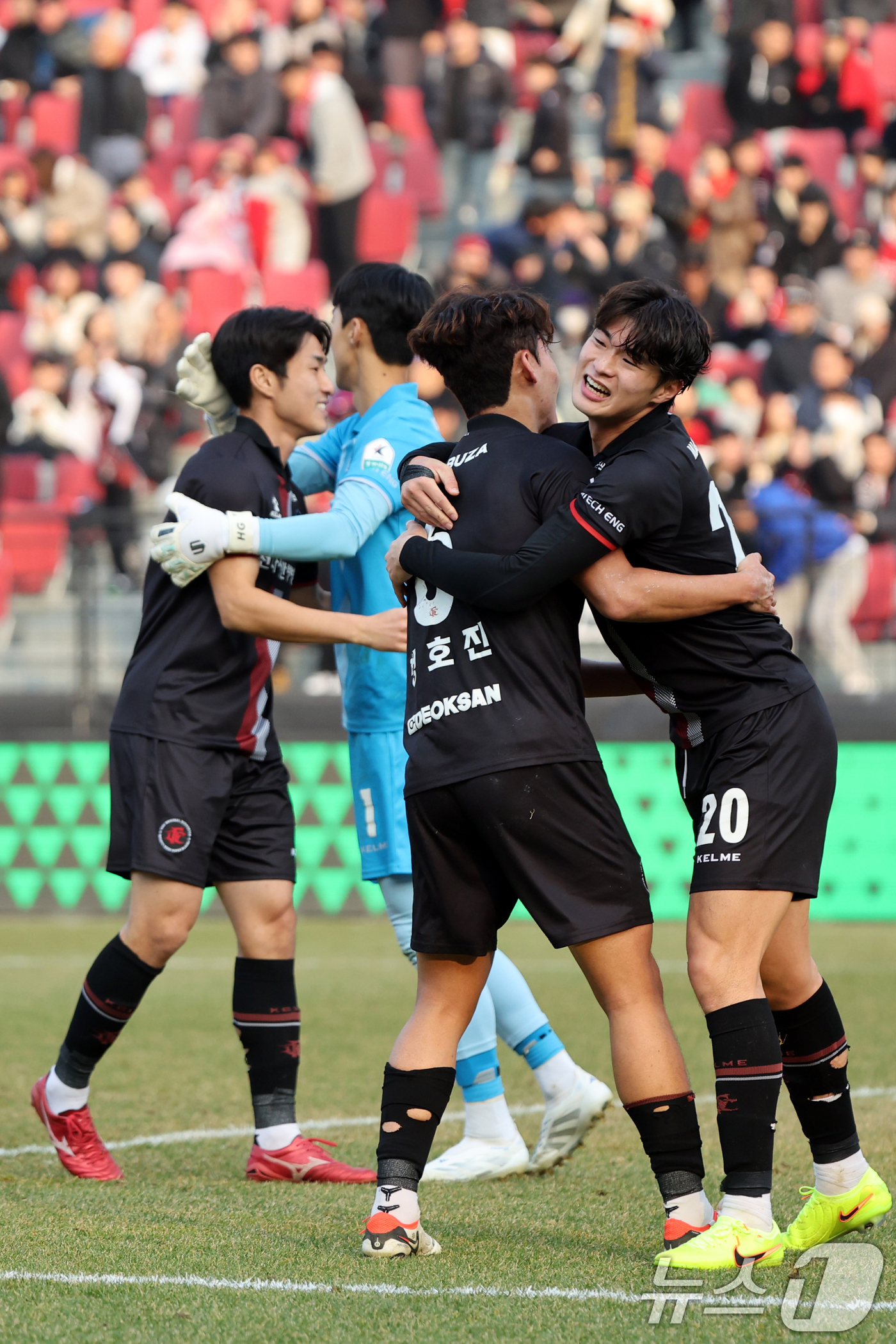 (부천=뉴스1) 황기선 기자 = 30일 오후 경기 부천시 부천종합운동장에서 열린 하나은행 프로축구 K리그2 플레이오프(PO) 부천FC와 성남FC의 경기에서 0대0으로 무승부로 승강 …