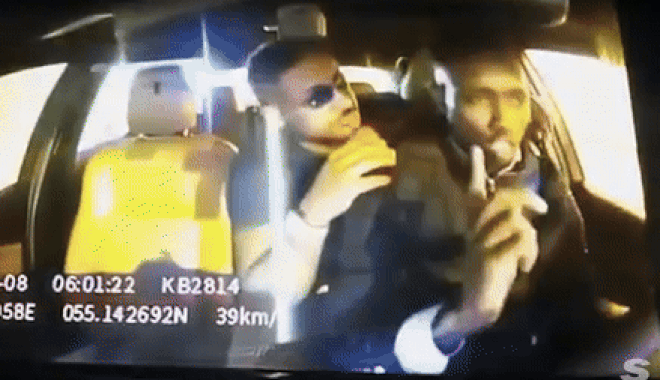 본문 이미지 - 두바이 시내에서 발생한 택시 강도 사건, 범인이 기사를 추행하고 있다. 출처=더선