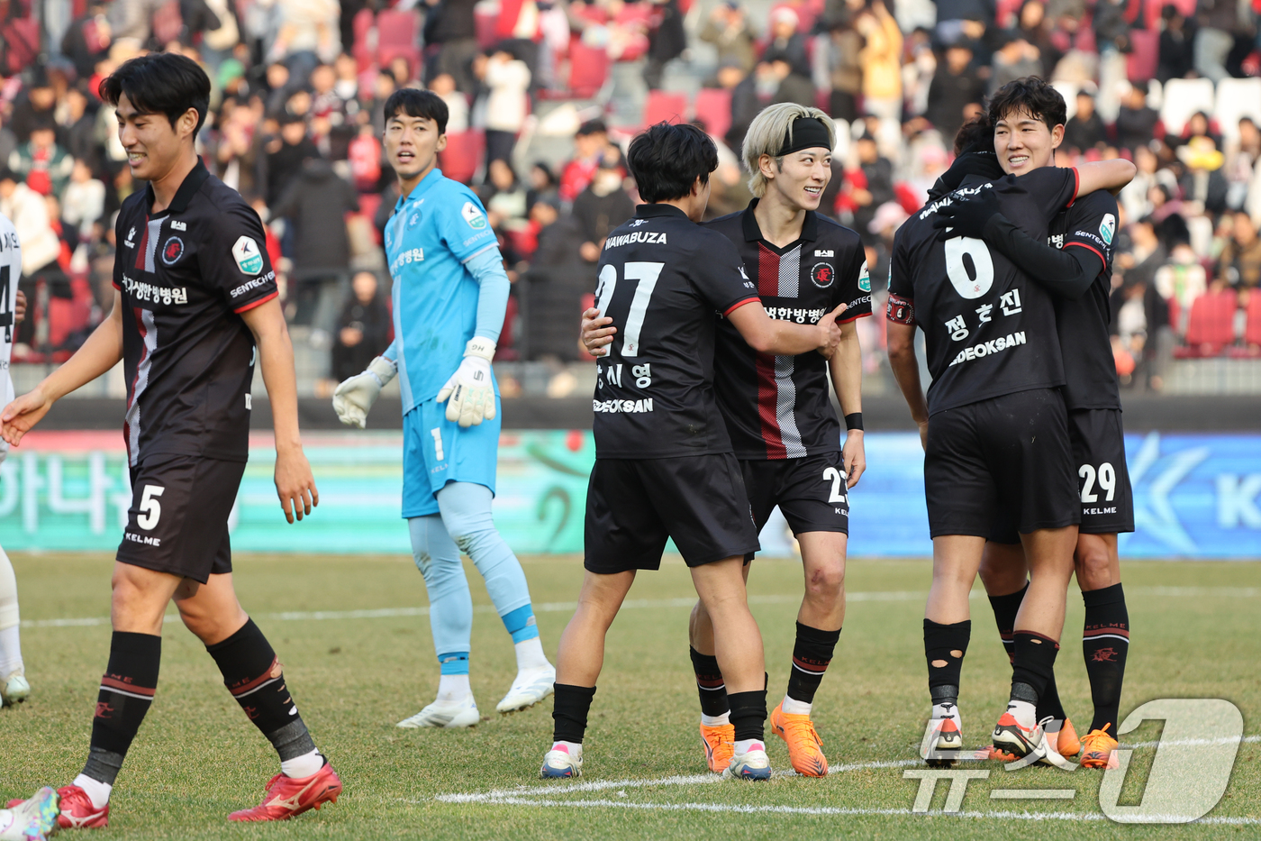 (부천=뉴스1) 황기선 기자 = 30일 오후 경기 부천시 부천종합운동장에서 열린 하나은행 프로축구 K리그2 플레이오프(PO) 부천FC와 성남FC의 경기에서 0대0으로 무승부로 승강 …