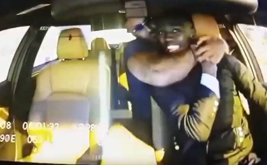 본문 이미지 - 두바이 시내에서 발생한 택시 강도 사건, 범인이 택시 기사의 목을 조르고 있다. 출처=더선
