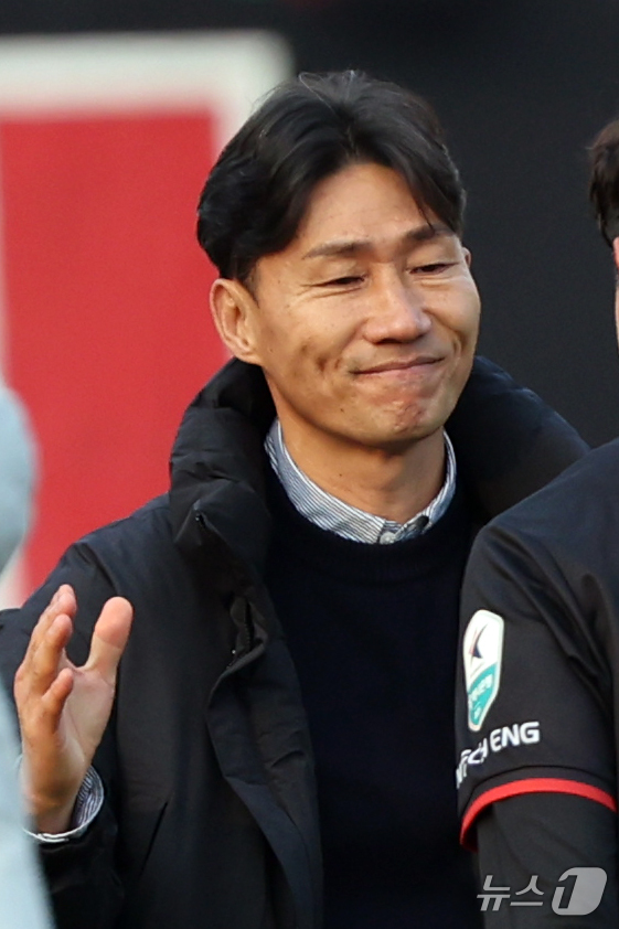 (부천=뉴스1) 황기선 기자 = 30일 오후 경기 부천시 부천종합운동장에서 열린 하나은행 프로축구 K리그2 플레이오프(PO) 부천FC와 성남FC의 경기에서 0대0으로 무승부로 승강 …