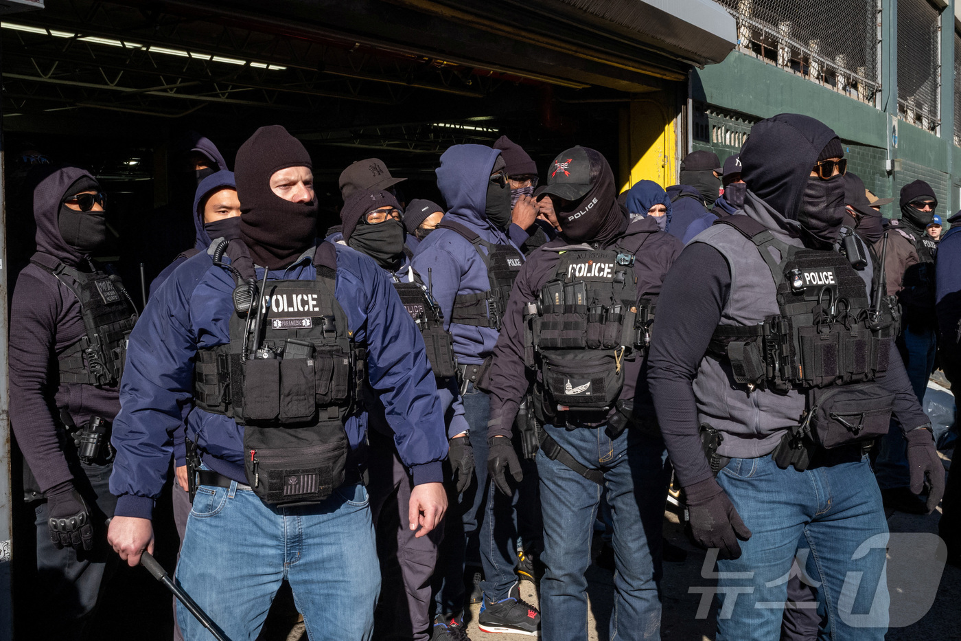 (뉴욕 로이터=뉴스1) 강민경 기자 = 경찰과 미국 이민세관단속국(ICE) 요원들이 29일 뉴욕시 맨해튼 구역의 일반 서비스 관리국(GSA) 주차장 근처에 사람들이 모이는 것을 지 …