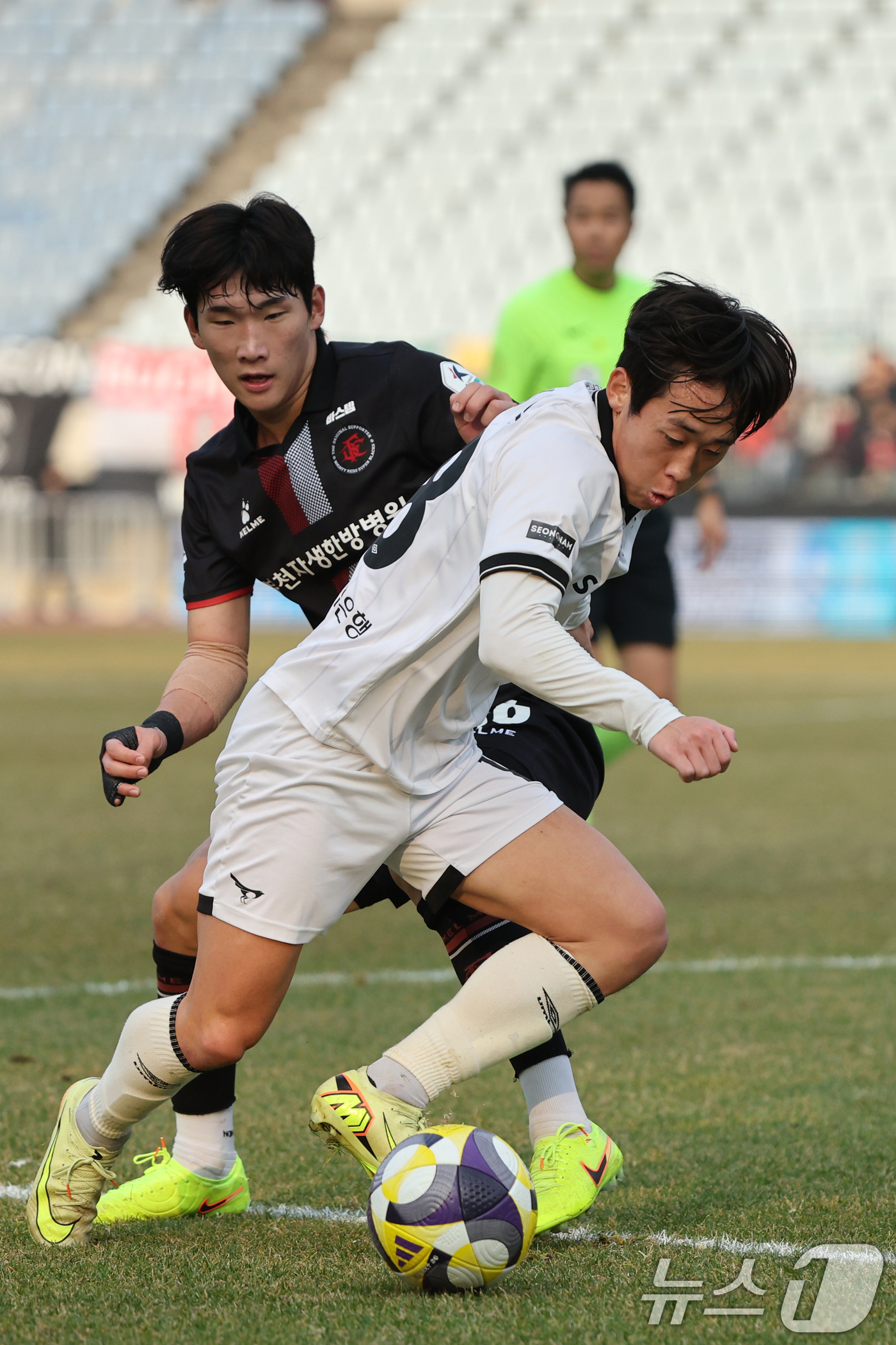 (부천=뉴스1) 황기선 기자 = 30일 오후 경기 부천시 부천종합운동장에서 열린 하나은행 프로축구 K리그2 플레이오프(PO) 부천FC와 성남FC의 경기에서 성남 김범수가 돌파를 하 …