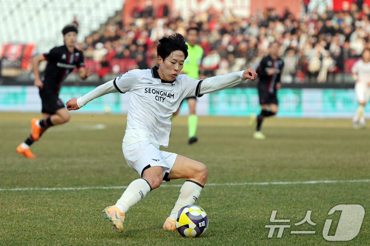 (부천=뉴스1) 황기선 기자 = 30일 오후 경기 부천시 부천종합운동장에서 열린 하나은행 프로축구 K리그2 플레이오프(PO) 부천FC와 성남FC의 경기에서 성남 이정빈이 크로스를 …