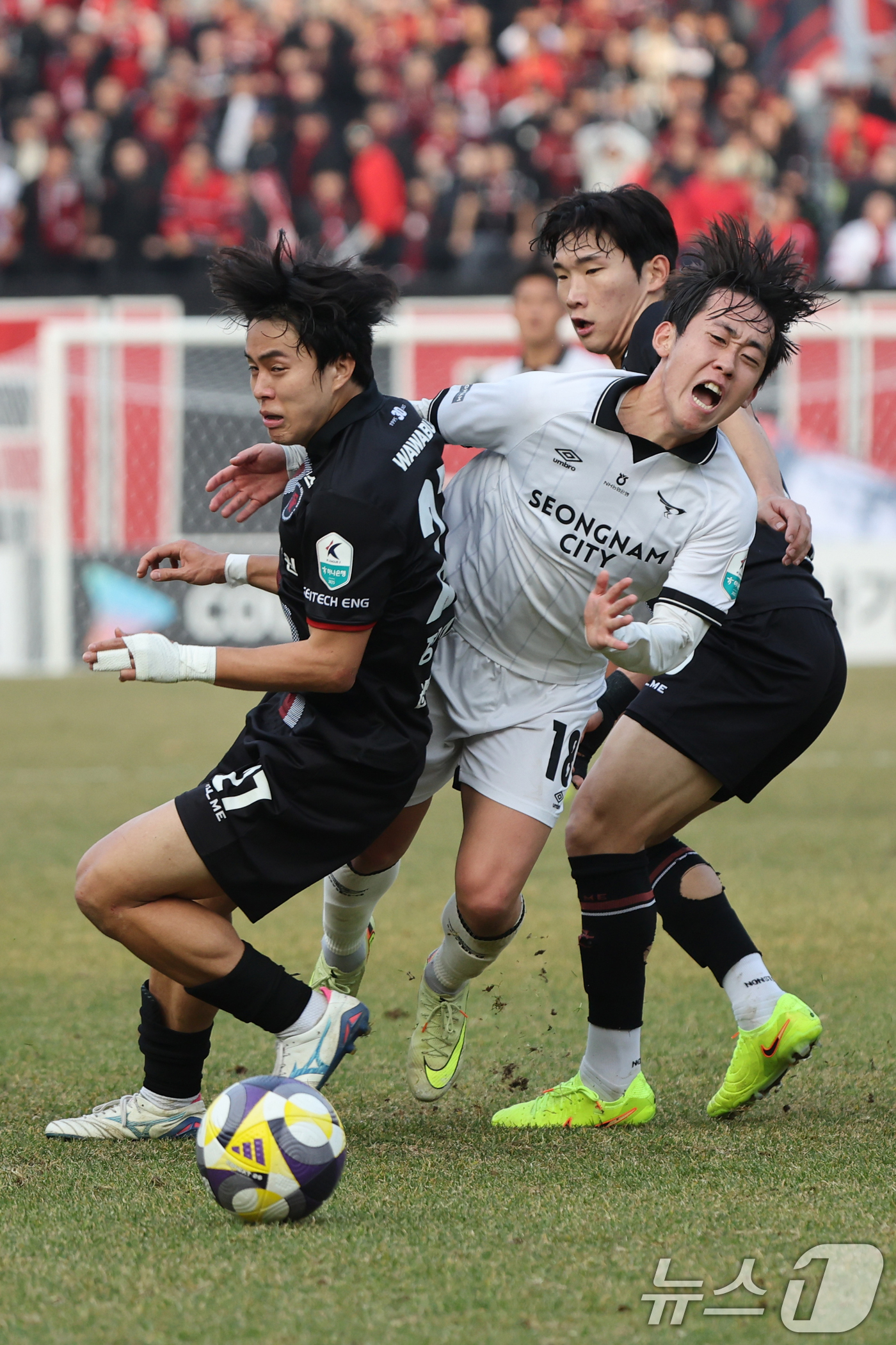 (부천=뉴스1) 황기선 기자 = 30일 오후 경기 부천시 부천종합운동장에서 열린 하나은행 프로축구 K리그2 플레이오프(PO) 부천FC와 성남FC의 경기에서 성남 김범수가 부천 수비 …