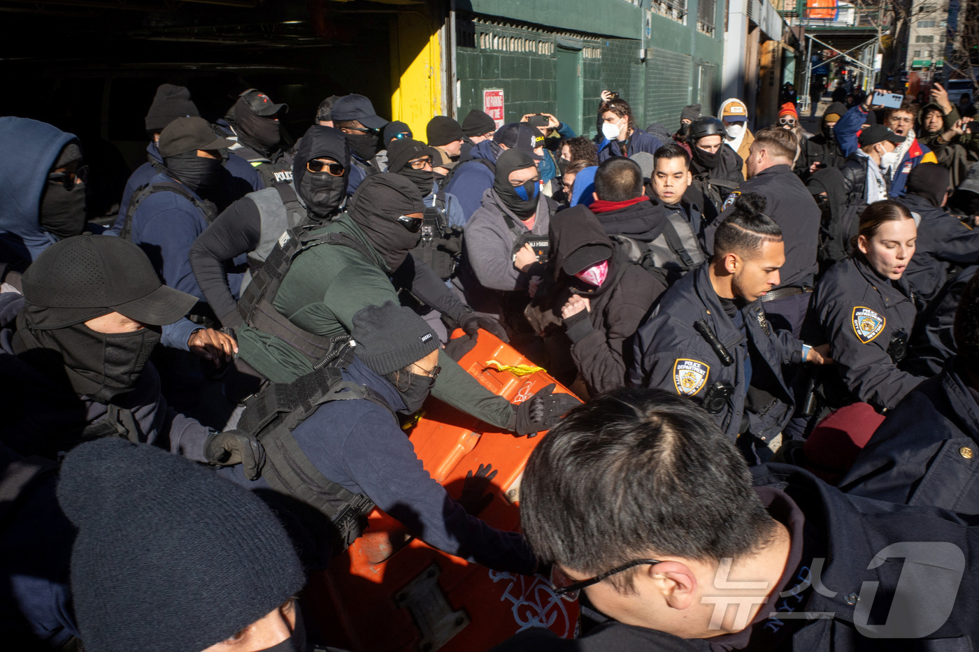 (뉴욕 로이터=뉴스1) 강민경 기자 = 미국 뉴욕 맨해튼에서 시민들이 29일 이민세관단속국(ICE) 요원들의 출동을 저지하고 있다. 2025.11.29ⓒ 로이터=뉴스1