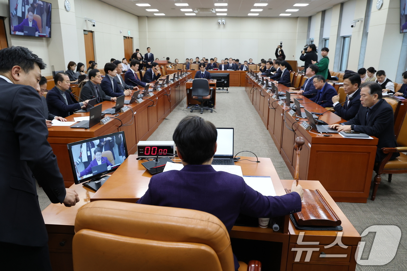 (서울=뉴스1) 이승배 기자 = 30일 서울 여의도 국회에서 열린 제429회국회(정기회) 기획재정위원회 제8차 전체회의에서 임이자 위원장이 의사봉을 두드리고 있다. 2025.11. …