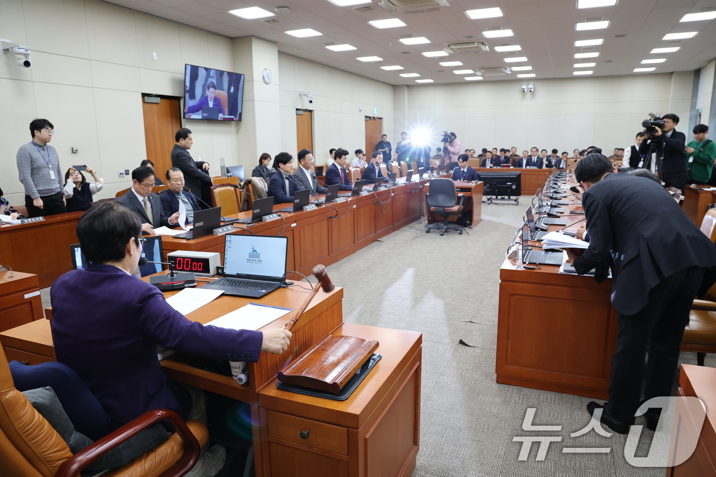 (서울=뉴스1) 이승배 기자 = 30일 서울 여의도 국회에서 열린 제429회국회(정기회) 기획재정위원회 제8차 전체회의에서 임이자 위원장이 의사봉을 두드리고 있다. 2025.11. …