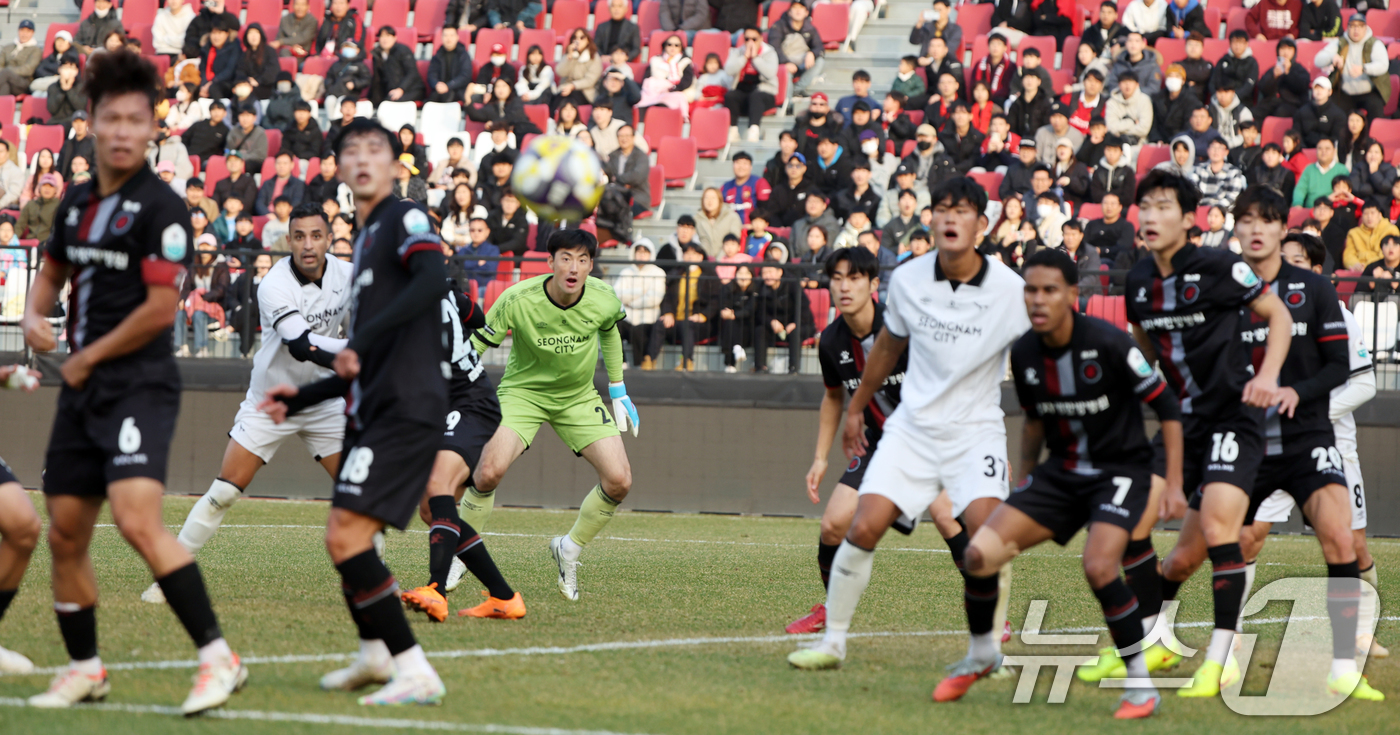 (부천=뉴스1) 황기선 기자 = 30일 오후 경기 부천시 부천종합운동장에서 열린 하나은행 프로축구 K리그2 플레이오프(PO) 부천FC와 성남FC의 경기에서 성남 골키퍼 양한빈이 후 …