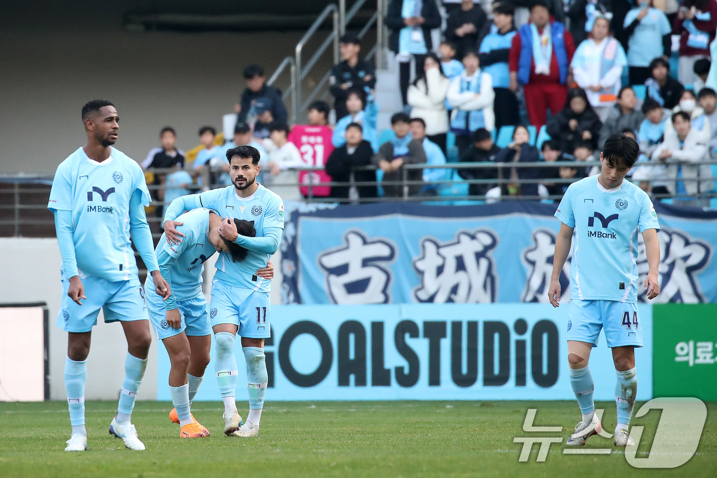 (대구=뉴스1) 공정식 기자 = 30일 오후 대구 북구 대구iM뱅크PARK에서 열린 하나은행 K리그1 2025 38라운드 최종전 대구FC와 FC안양의 경기, 2대 2 무승부를 거두 …