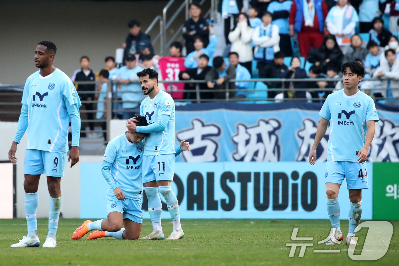 (대구=뉴스1) 공정식 기자 = 30일 오후 대구 북구 대구iM뱅크PARK에서 열린 하나은행 K리그1 2025 38라운드 최종전 대구FC와 FC안양의 경기, 2대 2 무승부를 거두 …