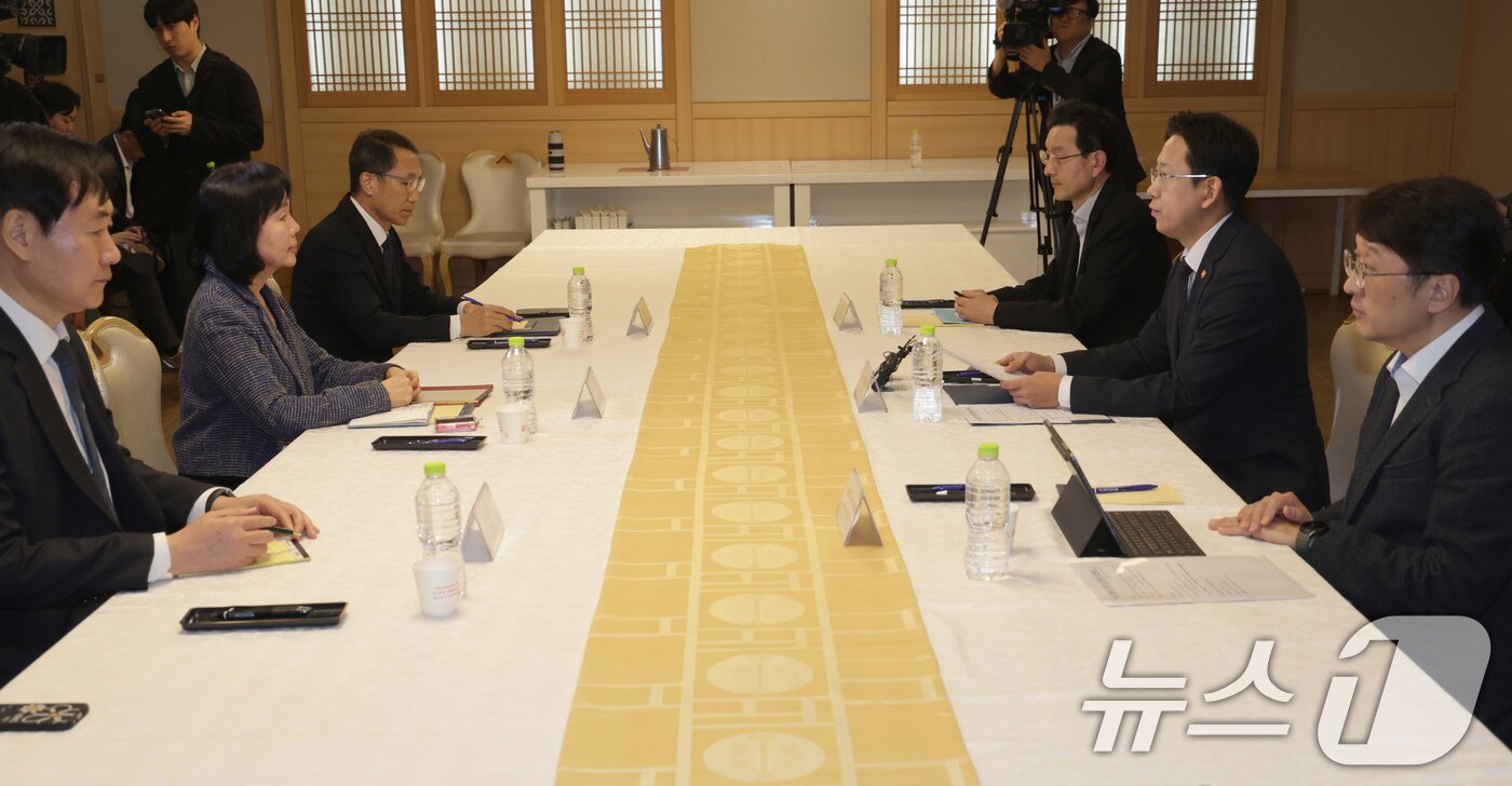 본문 이미지 - 배경훈 부총리 겸 과학기술정보통신부 장관이 30일 오후 서울 종로구 정부서울청사에서 열린 쿠팡 개인정보 유출 관련 긴급 관계부처 장관회의에서 모두발언 하고 있다. &#40;공동취재&#41; 2025.11.30/뉴스1 ⓒ News1 장수영 기자