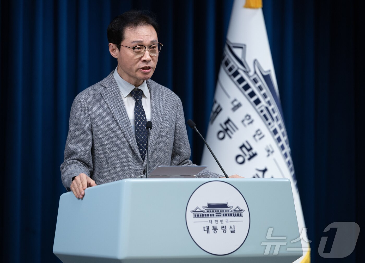 본문 이미지 - 이규연 홍보소통수석이 30일 서울 용산 대통령실 청사에서 12·3 외신 기자회견 관련 브리핑을 하고 있다. 2025.11.30/뉴스1 ⓒ News1 이재명 기자