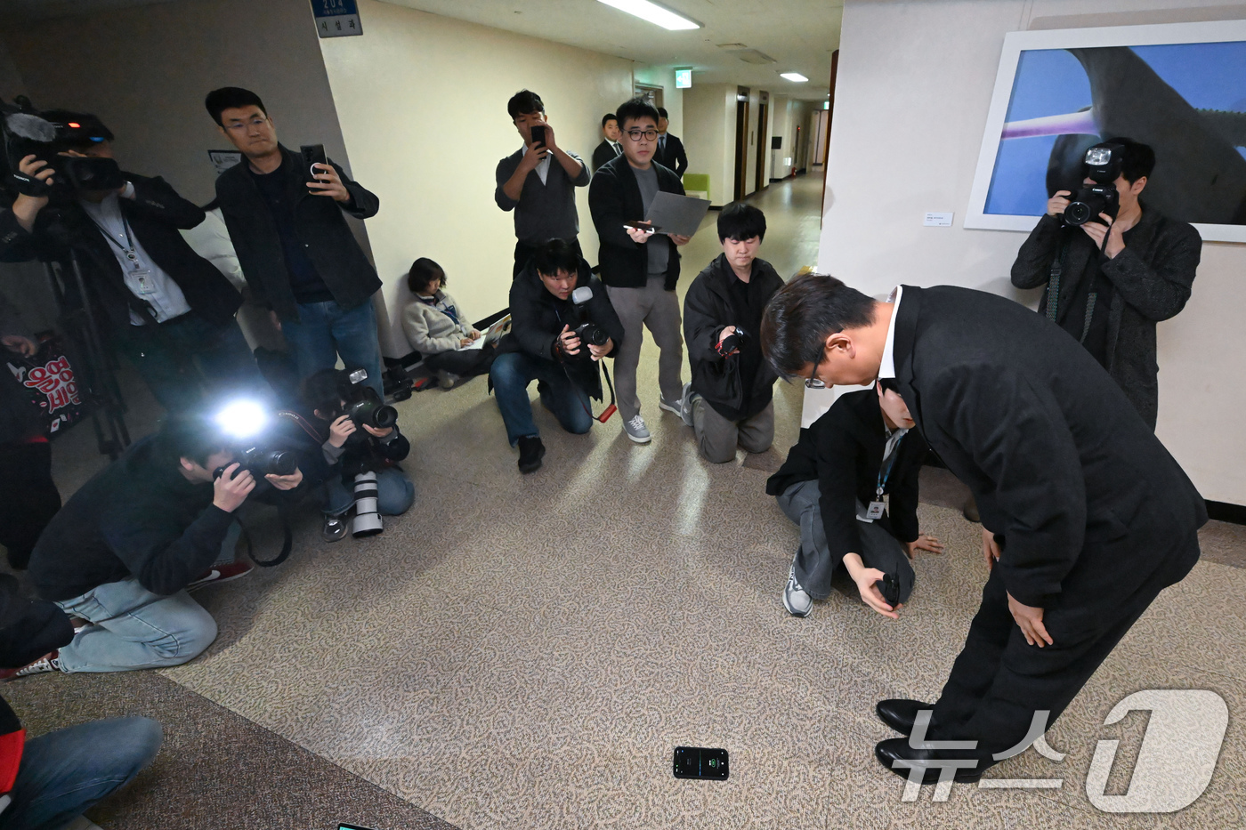 (서울=뉴스1) 장수영 기자 = 박대준 쿠팡 대표이사가 30일 오후 서울 종로구 정부서울청사에서 열린 쿠팡 개인정보 유출 관련 긴급 관계부처 장관회의에 참석한 뒤 고개숙여 사과하고 …