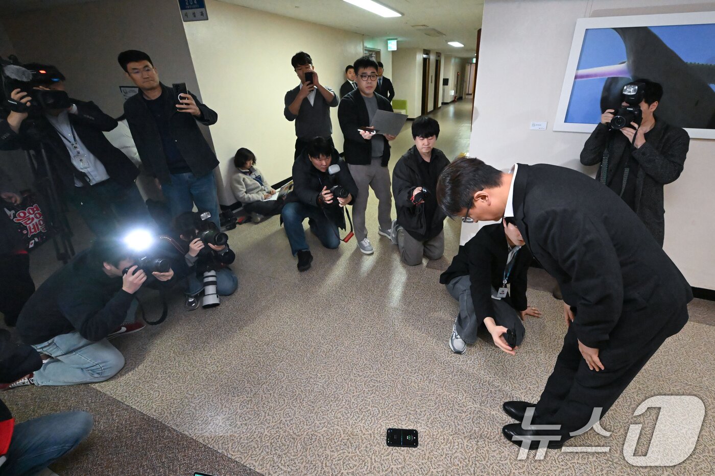 본문 이미지 - 박대준 쿠팡 대표이사가 30일 오후 서울 종로구 정부서울청사에서 열린 쿠팡 개인정보 유출 관련 긴급 관계부처 장관회의에 참석한 뒤 고개숙여 사과하고 있다. &#40;공동취재&#41; 2025.11.30/뉴스1 ⓒ News1 장수영 기자