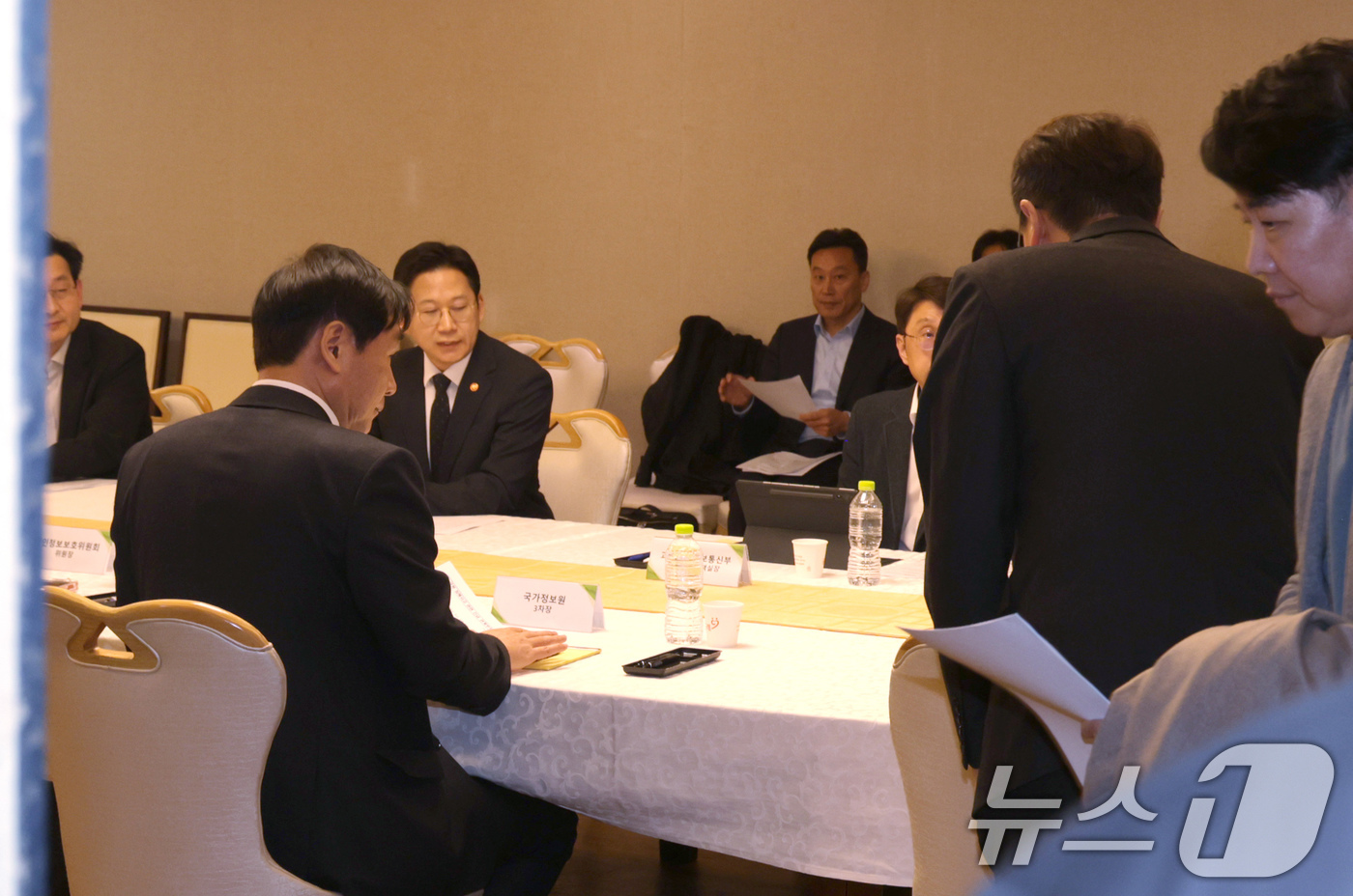 (서울=뉴스1) 장수영 기자 = 박대준 쿠팡 대표이사가 30일 오후 서울 종로구 정부서울청사에서 열린 쿠팡 개인정보 유출 관련 긴급 관계부처 장관회의에서 참석하며 사과하고 있다. …