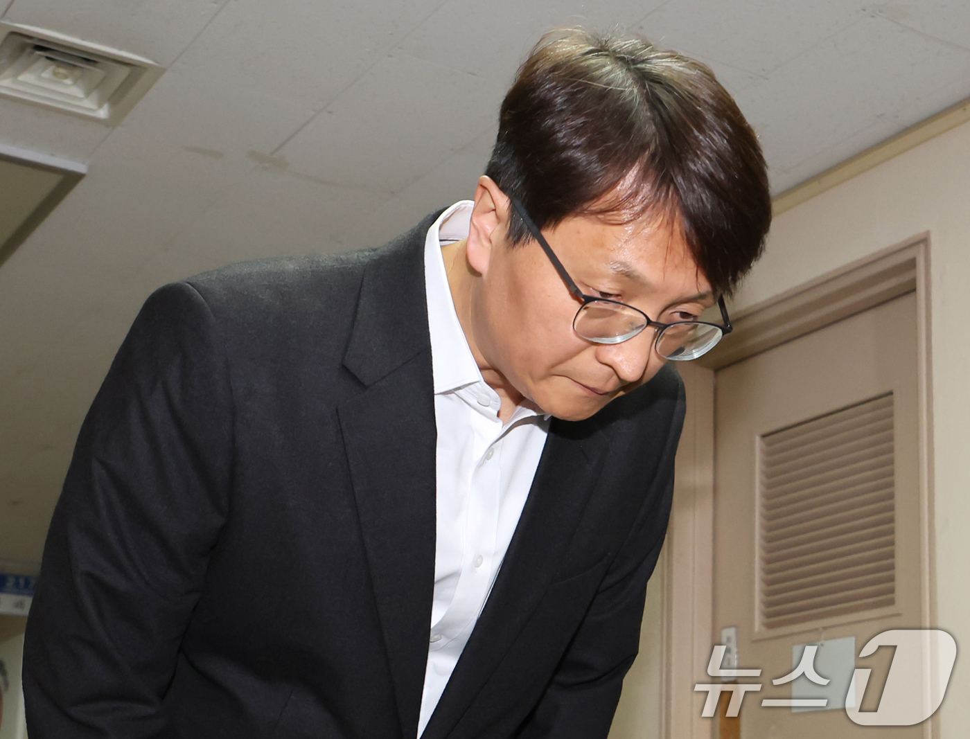 (서울=뉴스1) 장수영 기자 = 박대준 쿠팡 대표이사가 30일 오후 서울 종로구 정부서울청사에서 열린 쿠팡 개인정보 유출 관련 긴급 관계부처 장관회의에서 참석하며 쿠팡 이용자에게 …