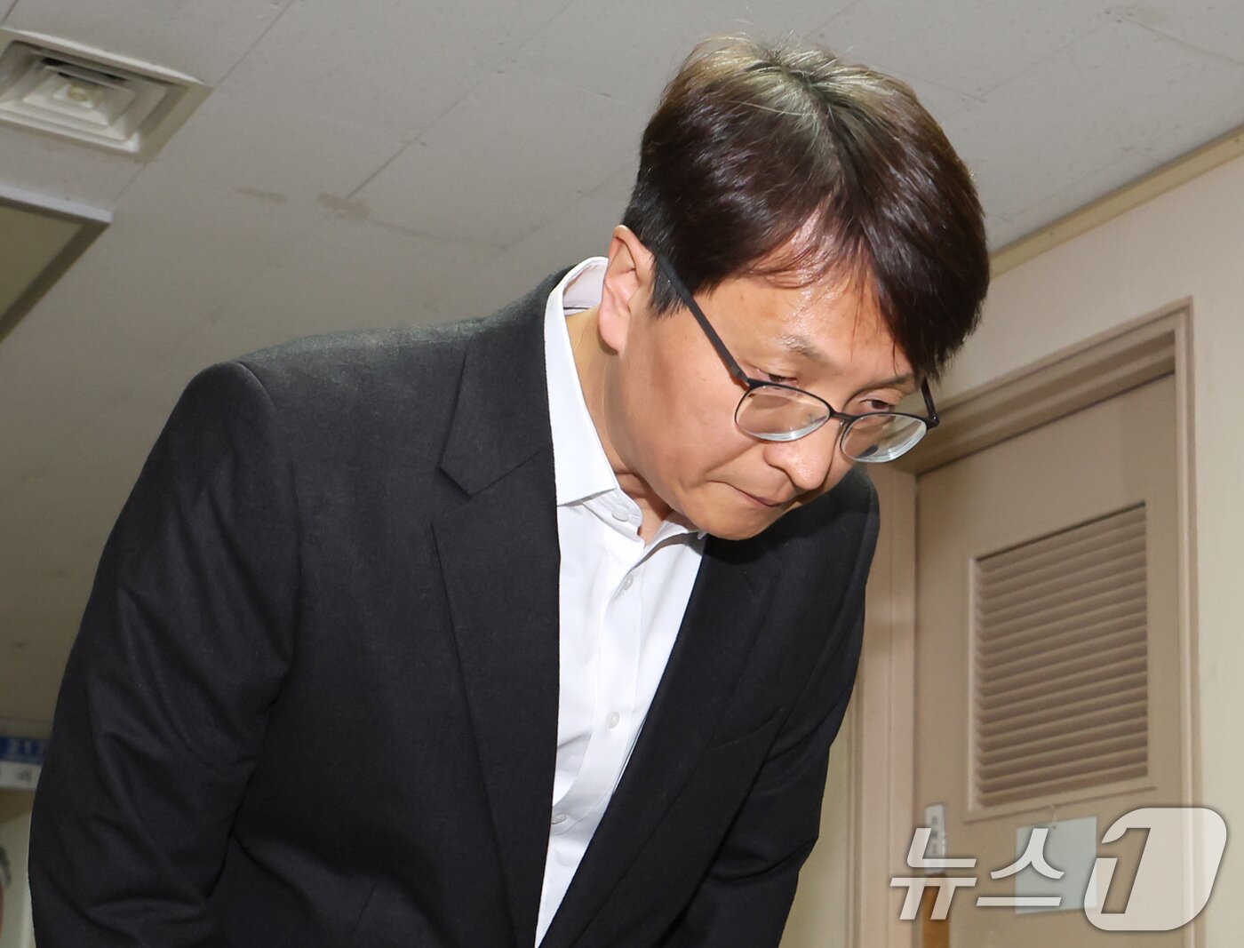 본문 이미지 - 박대준 쿠팡 대표이사가 30일 오후 서울 종로구 정부서울청사에서 열린 쿠팡 개인정보 유출 관련 긴급 관계부처 장관회의에서 참석하며 쿠팡 이용자에게 사과 발언한 뒤 고개숙여 인사하고 있다. 2025.11.30/뉴스1 ⓒ News1 장수영 기자