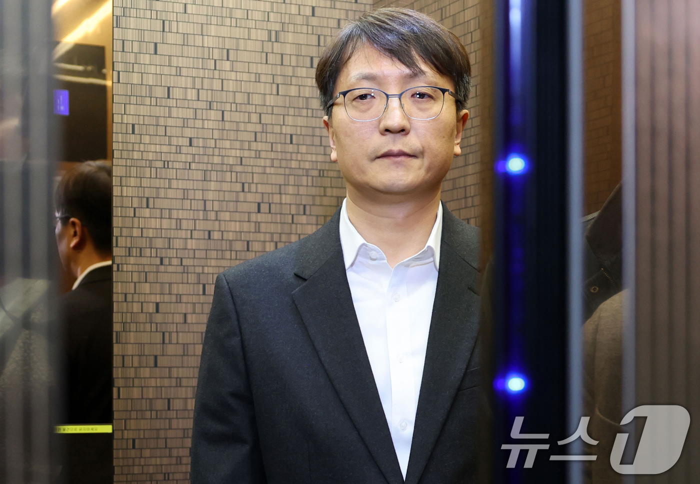 (서울=뉴스1) 장수영 기자 = 박대준 쿠팡 대표이사가 30일 오후 서울 종로구 정부서울청사에서 열린 쿠팡 개인정보 유출 관련 긴급 관계부처 장관회의에 참석한 뒤 청사를 나서고 있 …