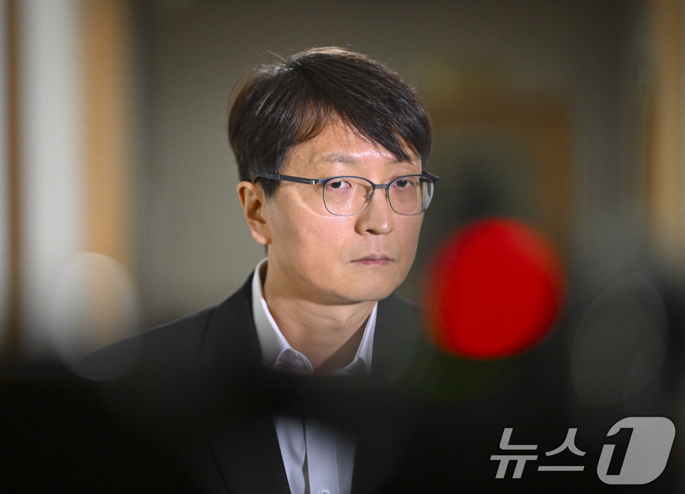 (서울=뉴스1) 장수영 기자 = 박대준 쿠팡 대표이사가 30일 오후 서울 종로구 정부서울청사에서 열린 쿠팡 개인정보 유출 관련 긴급 관계부처 장관회의에 참석한 뒤 취재진 질문을 듣 …