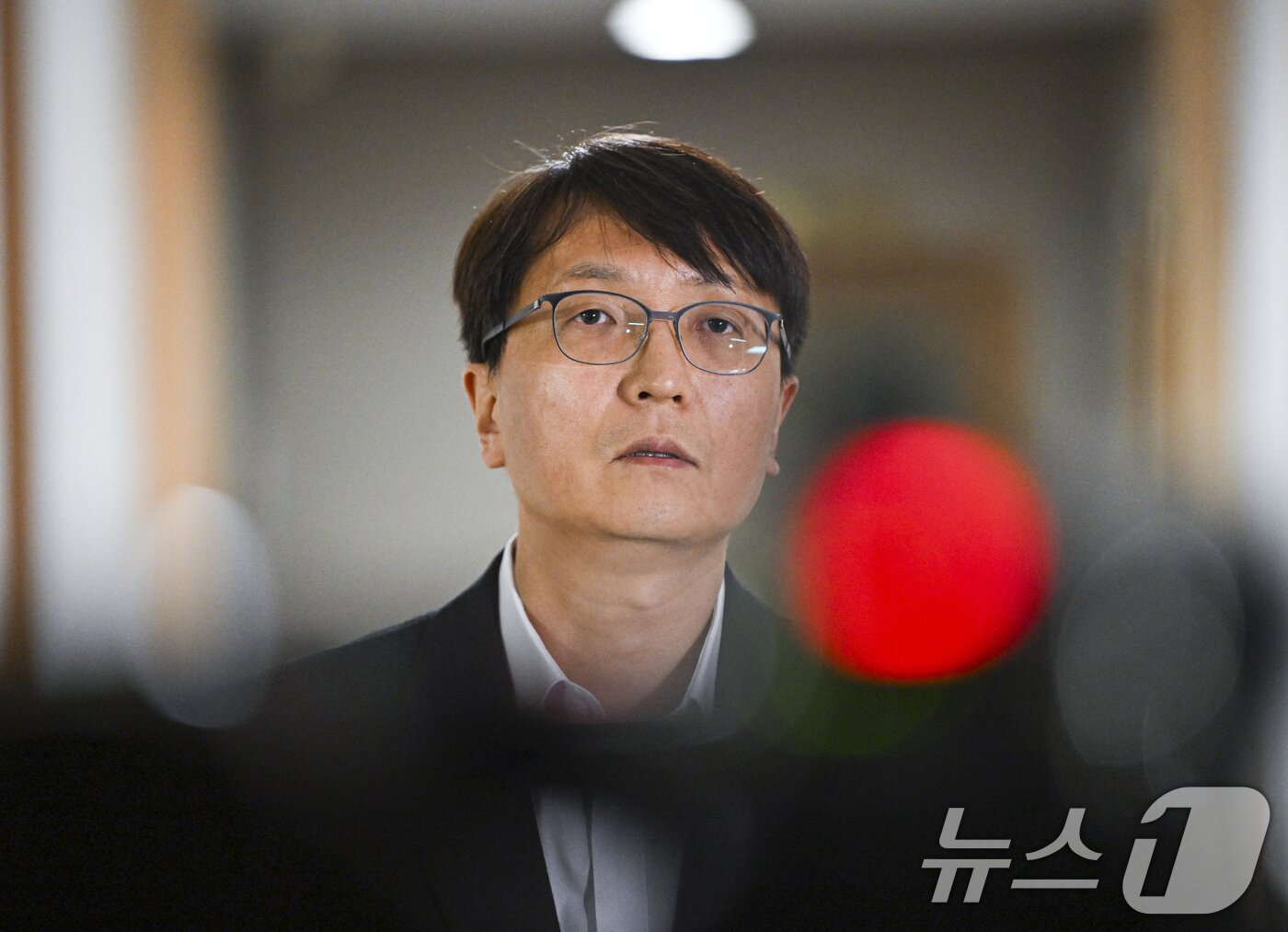 본문 이미지 - 박대준 쿠팡 대표이사가 30일 오후 서울 종로구 정부서울청사에서 열린 쿠팡 개인정보 유출 관련 긴급 관계부처 장관회의에 참석한 뒤 취재진 질문에 답변하고 있다. &#40;공동취재&#41; 2025.11.30/뉴스1 ⓒ News1 장수영 기자