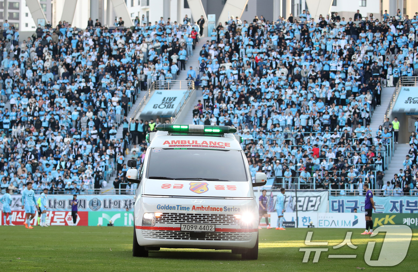 (대구=뉴스1) 공정식 기자 = 30일 오후 대구 북구 대구iM뱅크PARK에서 열린 하나은행 K리그1 2025 38라운드 최종전 대구FC와 FC안양의 경기, 후반 17분쯤 공중볼을 …