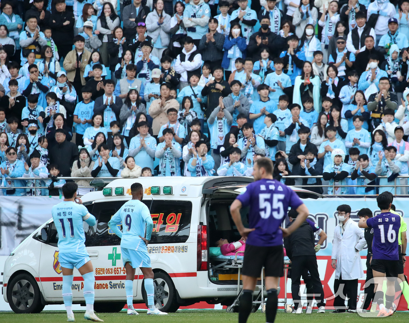 (대구=뉴스1) 공정식 기자 = 30일 오후 대구 북구 대구iM뱅크PARK에서 열린 하나은행 K리그1 2025 38라운드 최종전 대구FC와 FC안양의 경기, 후반 17분쯤 공중볼을 …