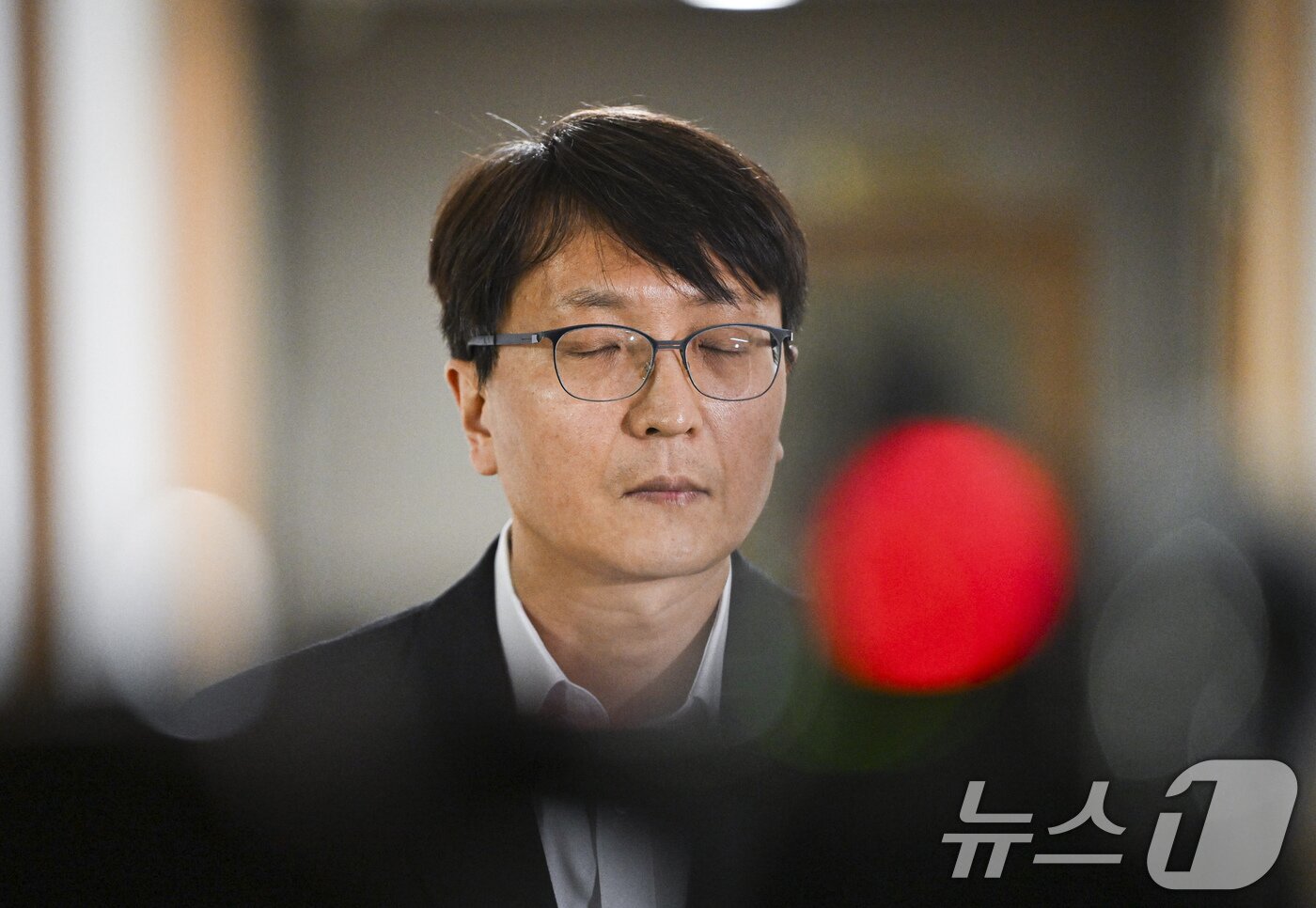 본문 이미지 - 박대준 쿠팡 대표이사가 30일 오후 서울 종로구 정부서울청사에서 열린 쿠팡 개인정보 유출 관련 긴급 관계부처 장관회의에 참석한 뒤 취재진 질문을 들으며 눈을 감고 있다. &#40;공동취재&#41; 2025.11.30/뉴스1 ⓒ News1 장수영 기자