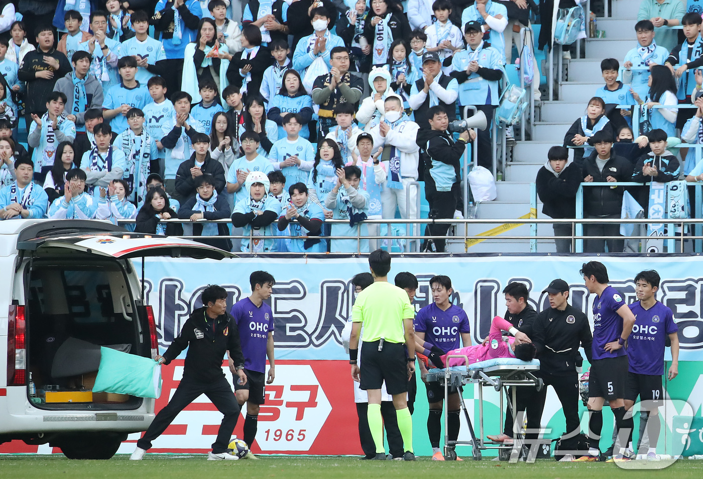 (대구=뉴스1) 공정식 기자 = 30일 오후 대구 북구 대구iM뱅크PARK에서 열린 하나은행 K리그1 2025 38라운드 최종전 대구FC와 FC안양의 경기, 후반 17분쯤 공중볼을 …