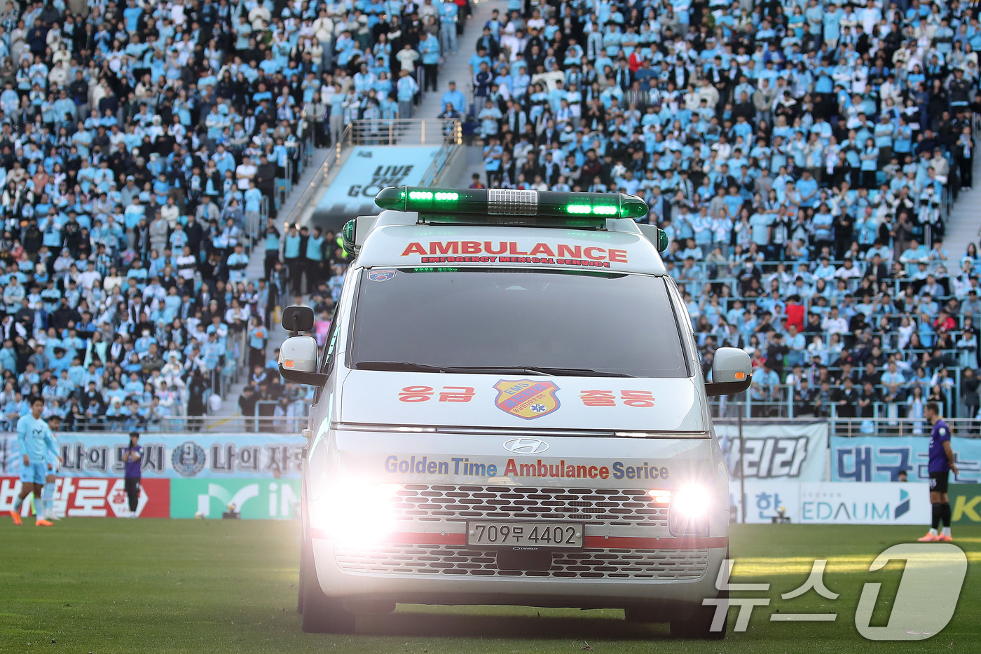 (대구=뉴스1) 공정식 기자 = 30일 오후 대구 북구 대구iM뱅크PARK에서 열린 하나은행 K리그1 2025 38라운드 최종전 대구FC와 FC안양의 경기, 후반 17분쯤 공중볼을 …