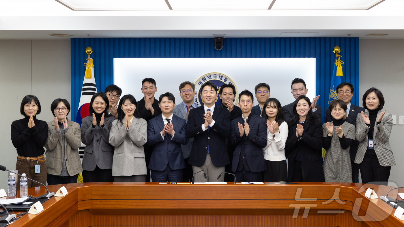 (서울=뉴스1) 이재명 기자 = 강훈식 대통령 비서실장이 30일 서울 용산 대통령실 청사에서 열린 청년미래자문단 출범식 및 제1차 회의에서 참석자들과 함께 기념촬영을 하고 있다. …