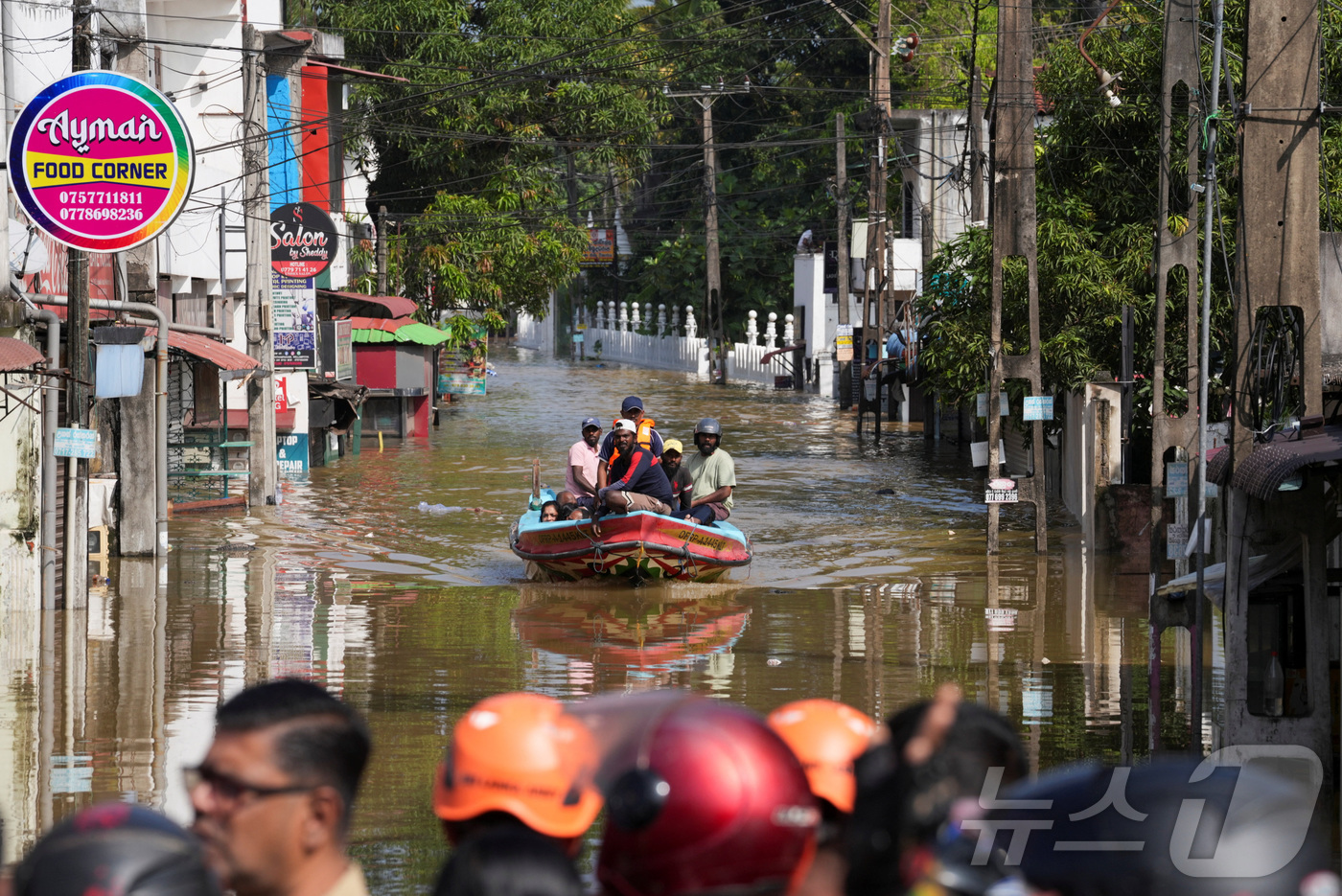 (웰람피티야 로이터=뉴스1) 강민경 기자 = 스리랑카 웰람피티야에서 29일 사이클론 디트와로 인한 폭우가 발생해 거리가 물에 잠겨 있다. 2025.11.30ⓒ 로이터=뉴스1