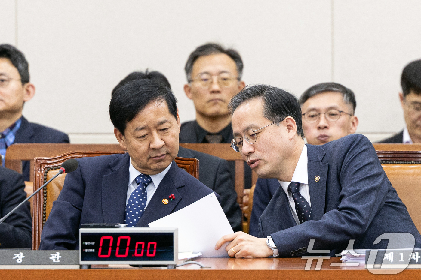 (서울=뉴스1) 이승배 기자 = 30일 서울 여의도 국회에서 열린 제429회국회(정기회) 기획재정위원회 제8차 전체회의에서 구윤철 경제부총리 겸 기획재정부 장관이 이형일 1차관과 …