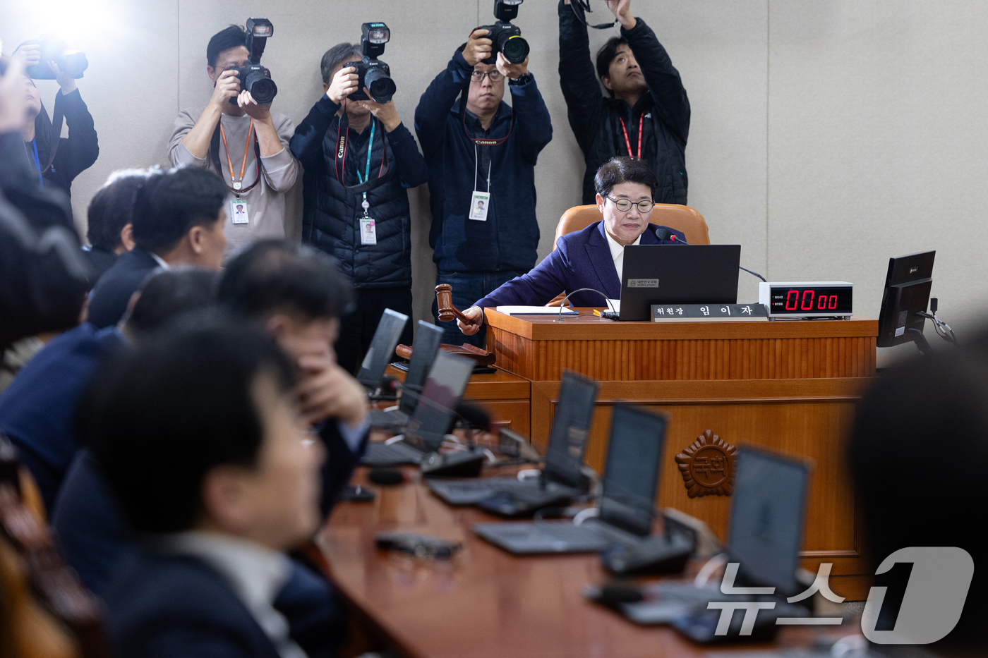 (서울=뉴스1) 이승배 기자 = 30일 서울 여의도 국회에서 열린 제429회국회(정기회) 기획재정위원회 제8차 전체회의에서 임이자 위원장이 의사봉을 두드리고 있다. 2025.11. …