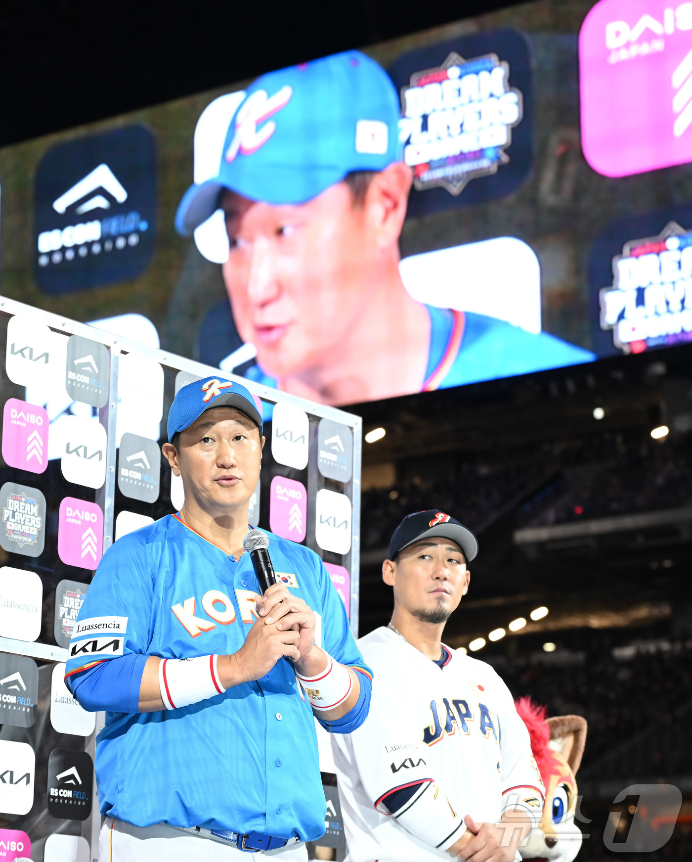 (훗카이도(일본)=뉴스1) 사진공동취재단 = 30일 일본 에스콘필드 홋카이도에서 ‘한일 드림 플레이어즈 게임’이 열려 한국이 이대호의 홈런을 앞세워 7-1로 승리했다.이 게임은 한 …