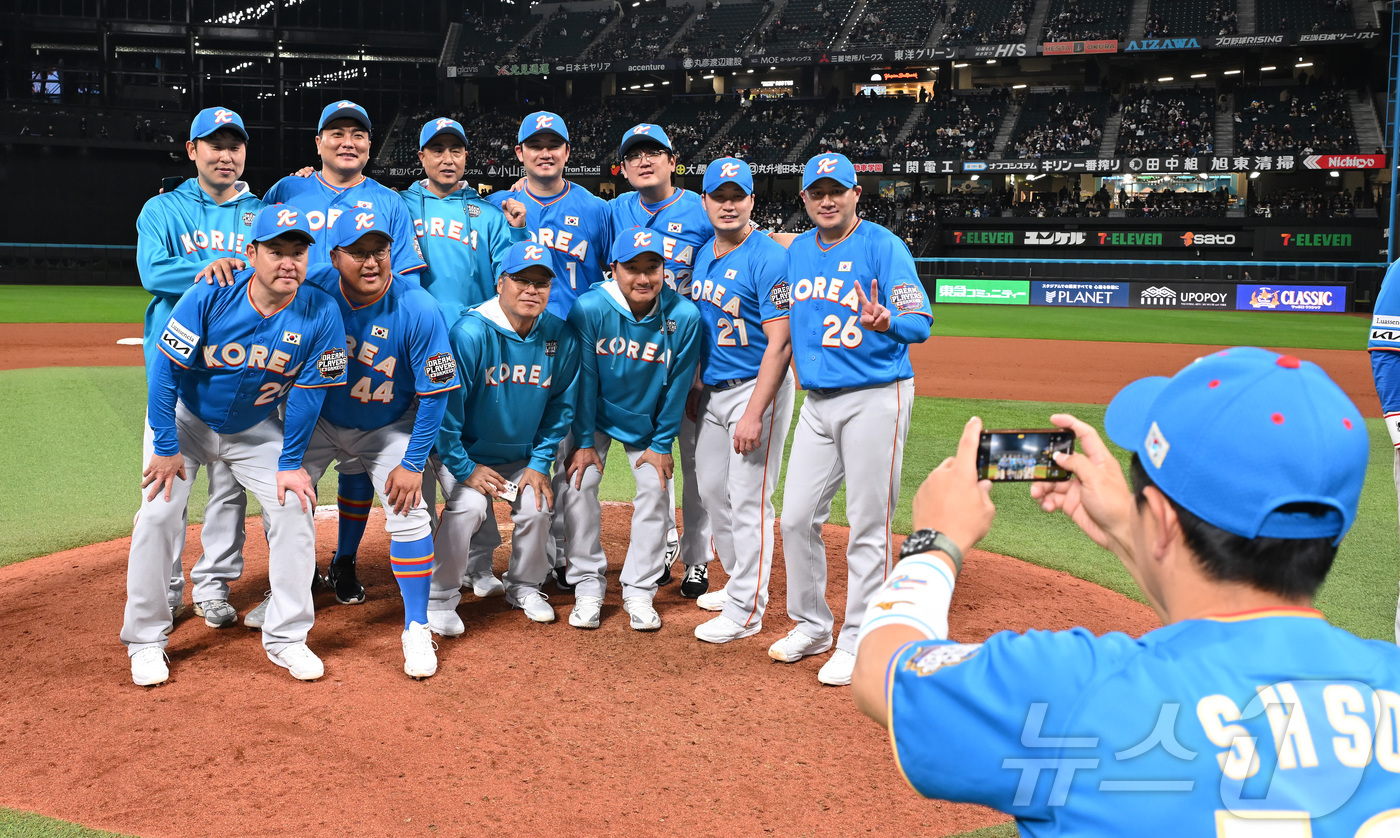 (훗카이도(일본)=뉴스1) 사진공동취재단 = 30일 일본 에스콘필드 홋카이도에서 ‘한일 드림 플레이어즈 게임’이 열려 한국이 이대호의 홈런을 앞세워 7-1로 승리했다.이 게임은 한 …