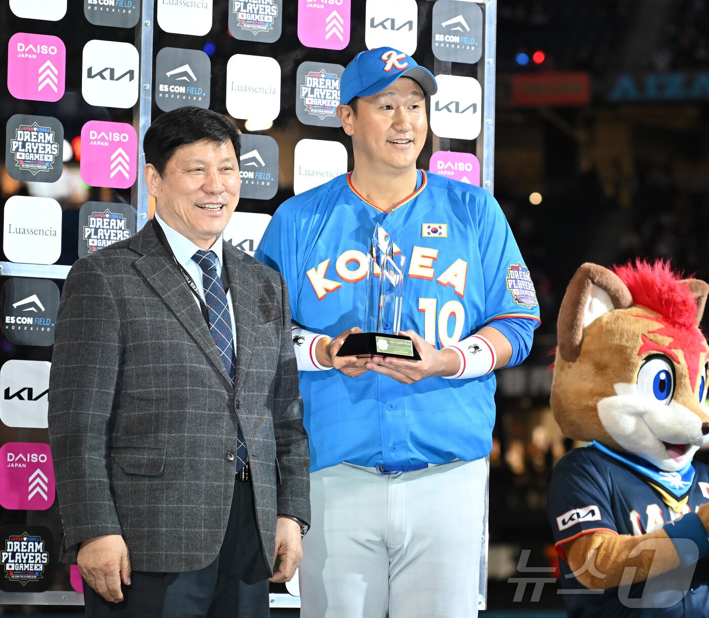 본문 이미지 - 30일 일본 에스콘필드 홋카이도에서 ‘한일 드림 플레이어즈 게임’이 열려 한국이 이대호의 홈런을 앞세워 7-1로 승리했다. 이 게임은 한국과 일본 프로야구를 대표했던 스타들이 총 출동해 양국의 우정을 이어간다. 허구연 총재가 MVP에 선정된 이대호와 기념사진을 찍고 있다. 2025.11.30/뉴스1 ⓒ News1 사진공동취재단