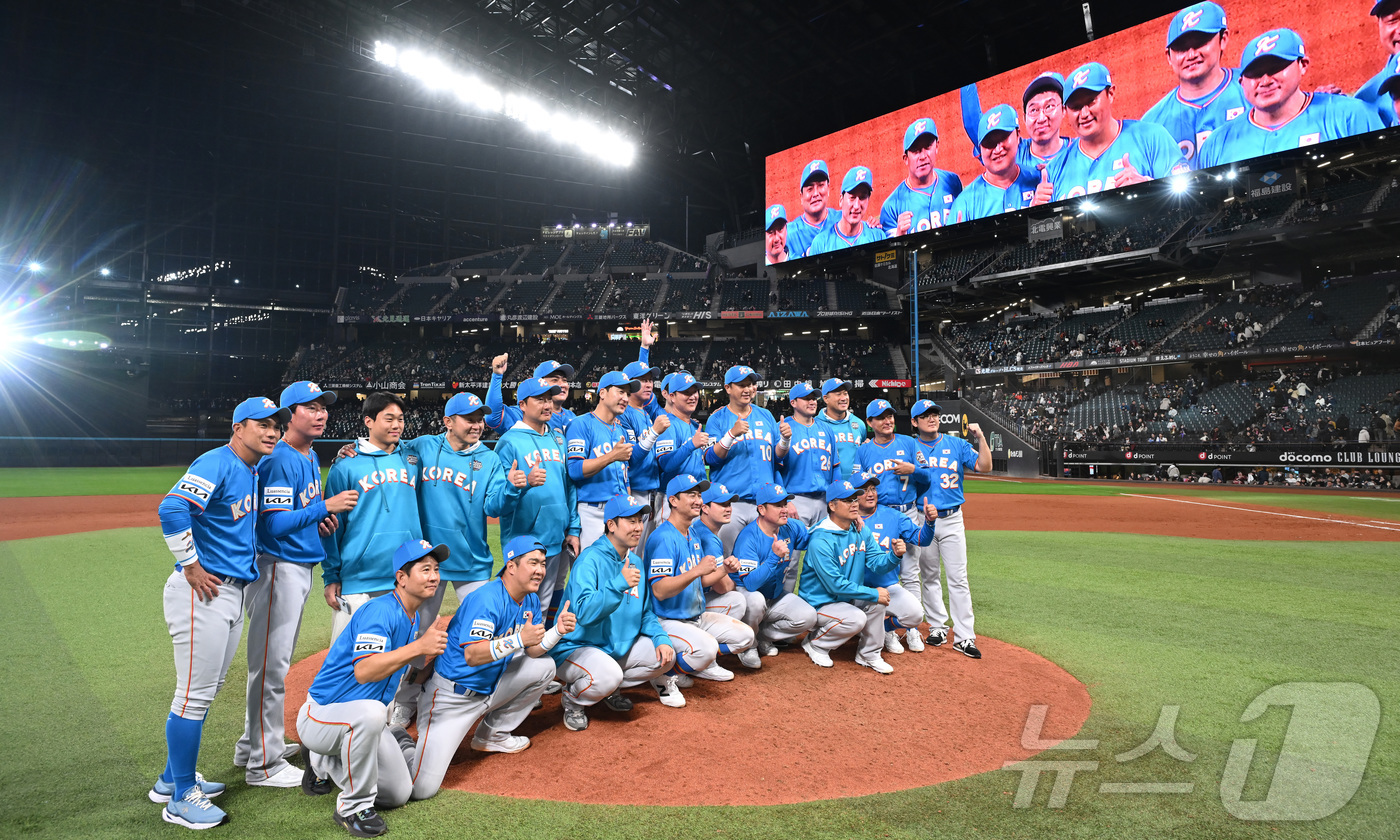 (훗카이도(일본)=뉴스1) 사진공동취재단 = 30일 일본 에스콘필드 홋카이도에서 ‘한일 드림 플레이어즈 게임’이 열려 한국이 이대호의 홈런을 앞세워 7-1로 승리했다.이 게임은 한 …