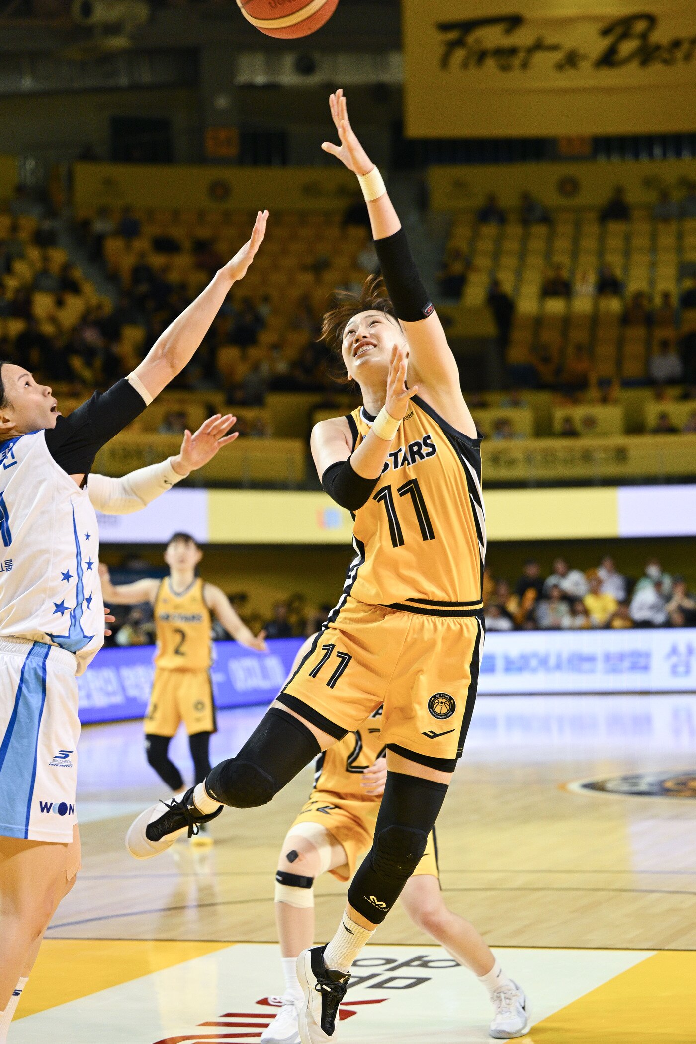 본문 이미지 - 청주 KB 강이슬이 30일 열린 2025-26 여자프로농구 아산 우리은행전에서 3점 슛 5개 포함 27점 11리바운드로 활약, 팀의 69-65 승리를 이끌었다. &#40;WKBL 제공&#41;